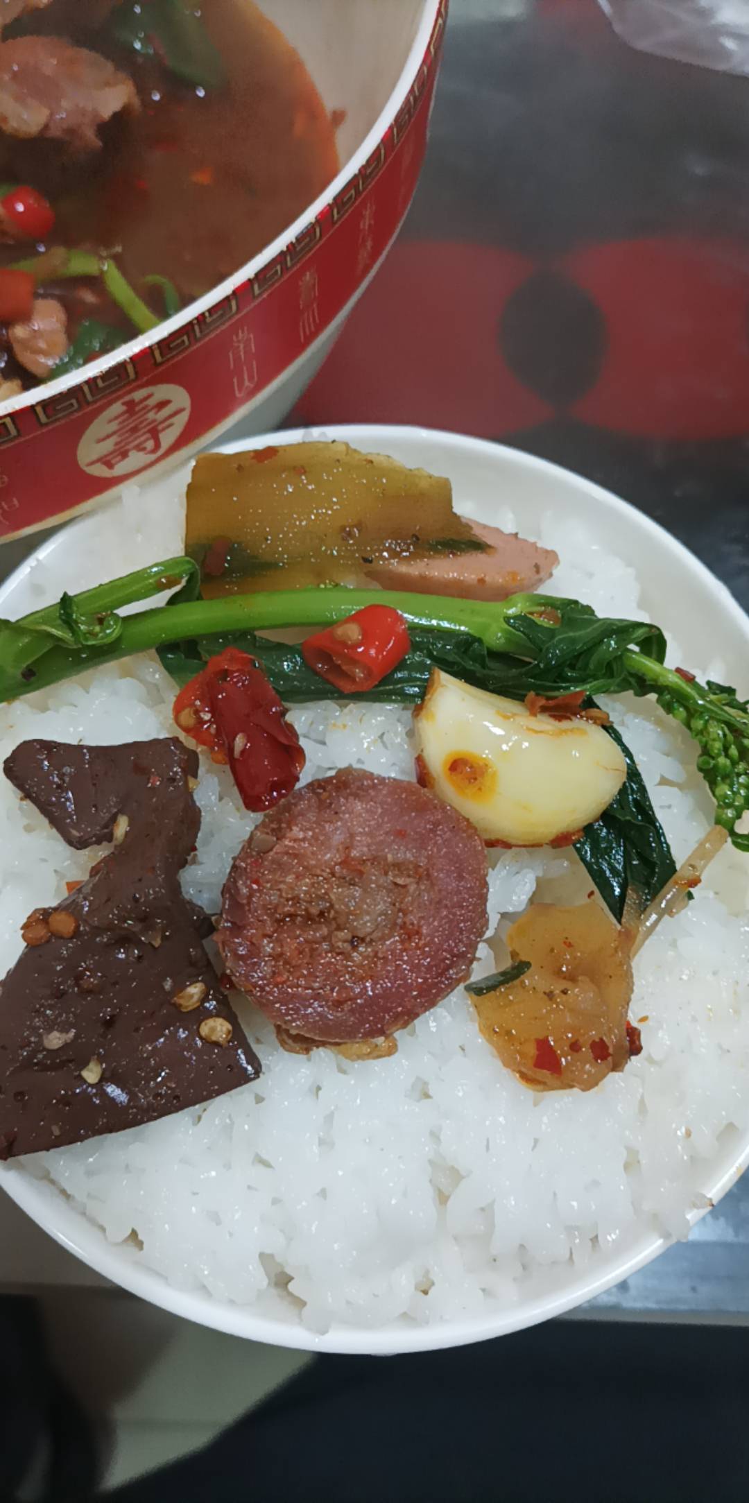 吃饭啦，今晚整个麻辣烫吃

超级辣，小半杯烈酒伏特加

粳米饭







61 / 作者:朝歌夜弦 / 