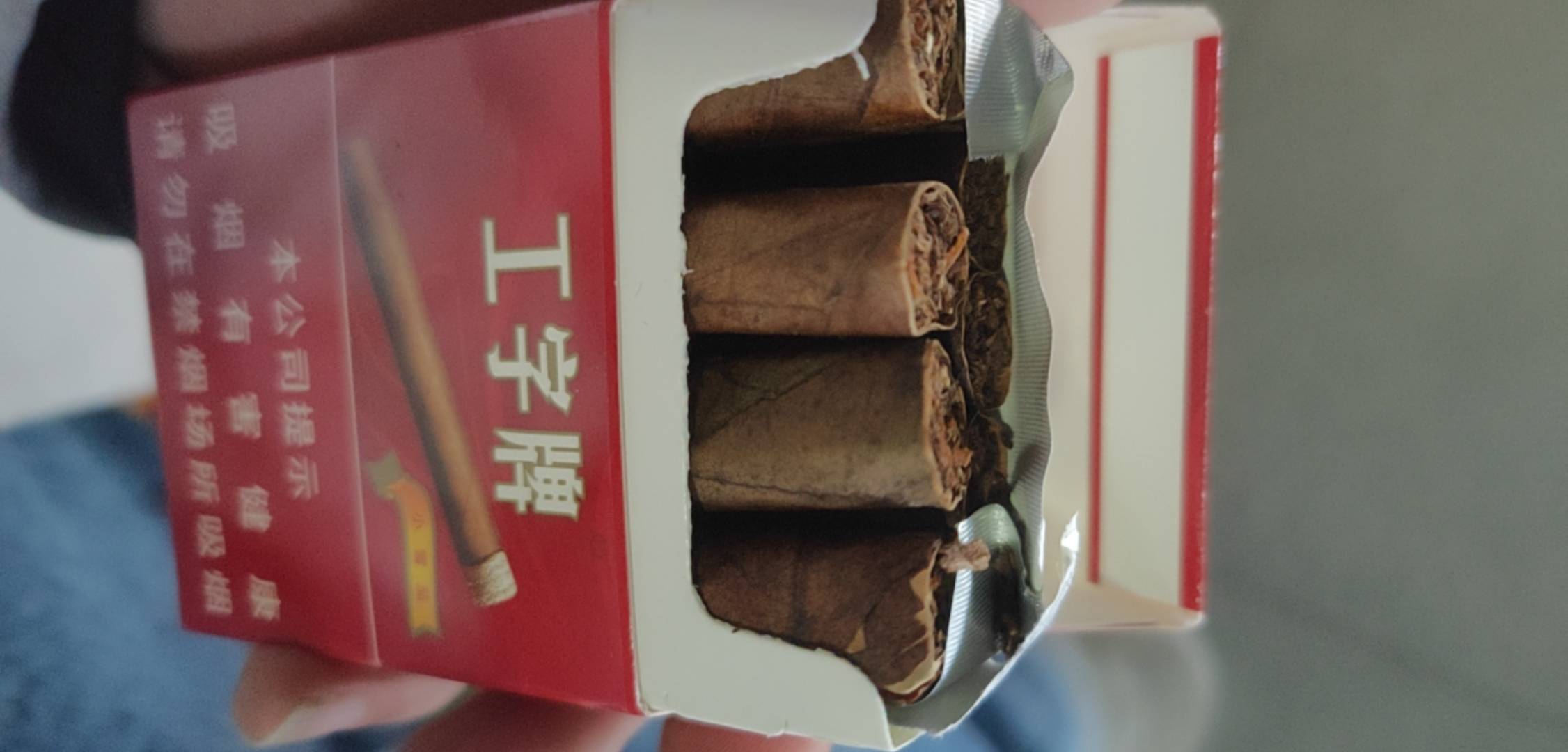 天塌了啊老哥们，申请了10毛去买烟，发现没骗子的了，看见有个10块的工牌没抽过只够买32 / 作者:别叫我家鸡 / 