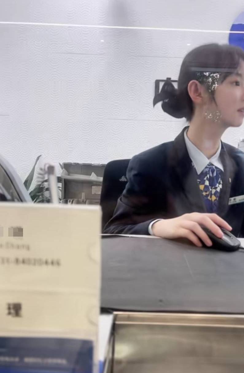 白天去农行销养老金被报警了，那个柜员刷了我的身份证后就让我坐下了稍等一会，5分钟53 / 作者:回到古代做挂壁仔 / 