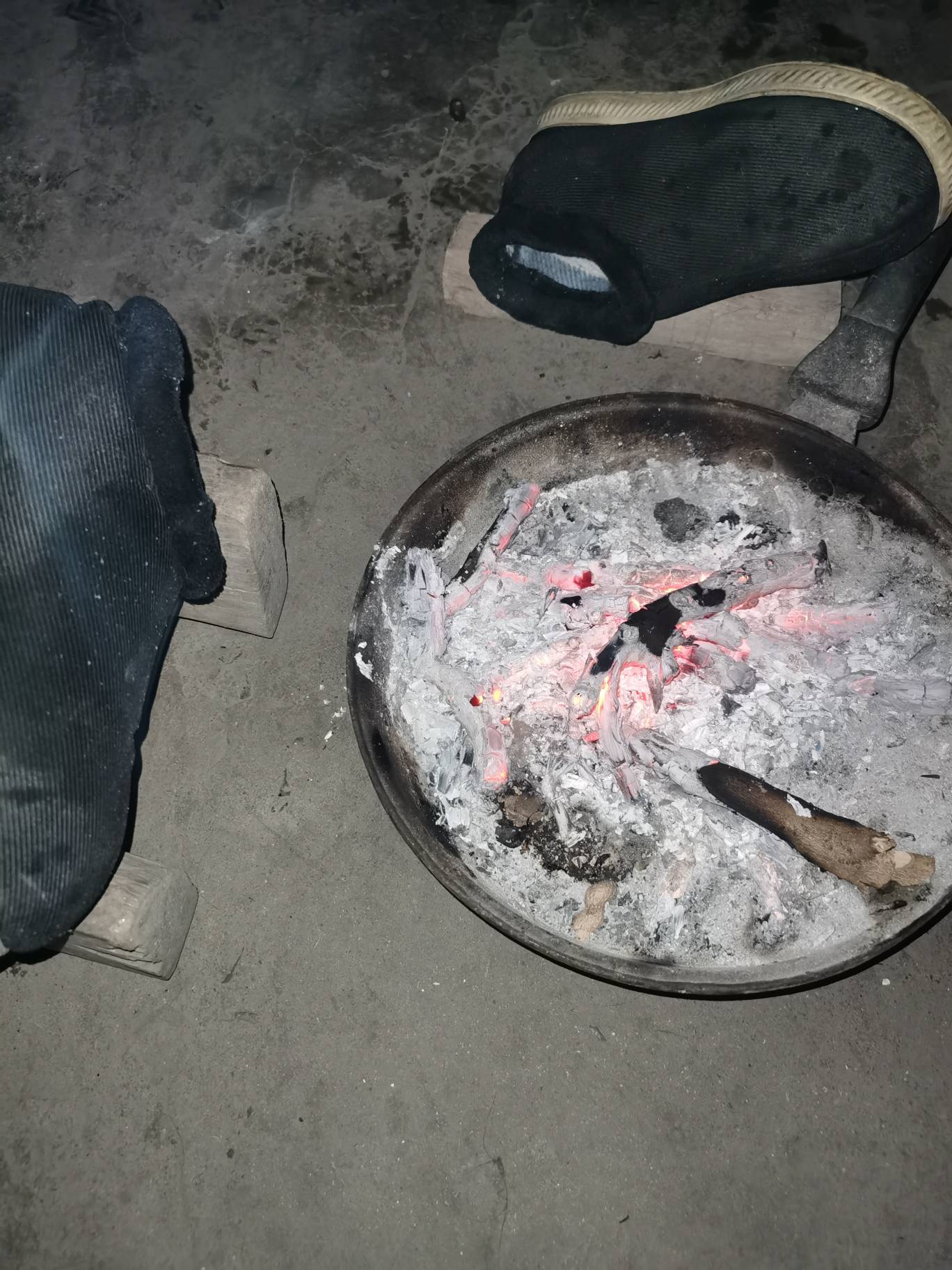 没有人比我惨了吧 没房子住 全身湿透 刚刚下雨跑了一路回到帐篷这里 


97 / 作者:pp你好 / 