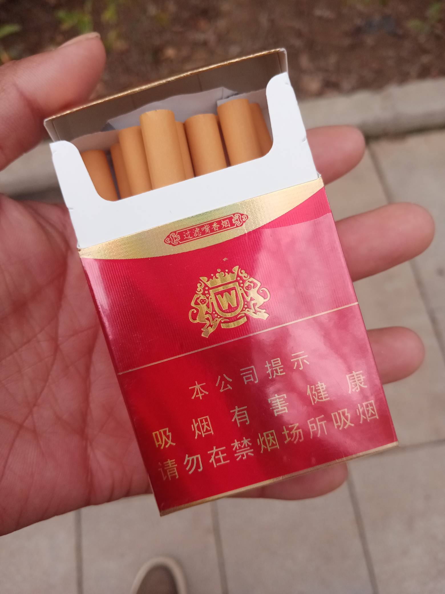 烟也抽的快的很，才买的一包就这几根了，饭都没钱吃，今天一天了，也没薅到毛，快递日48 / 作者:罐装啤酒1 / 