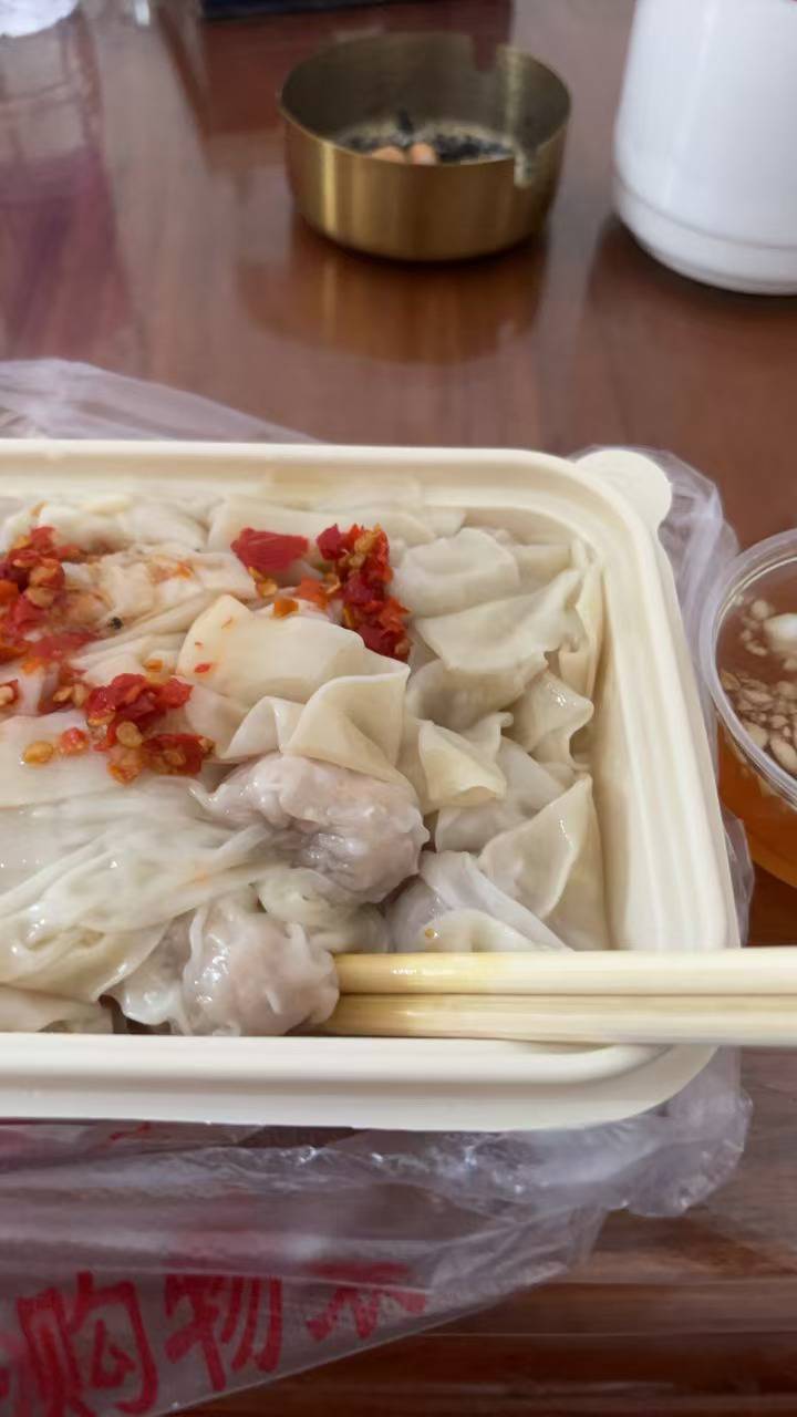 好久没鹿到毛了，今天早上出去逛饿的实在不行，刚好碰到一个小学生买早餐，直接就是抢17 / 作者:斑马睡不着 / 