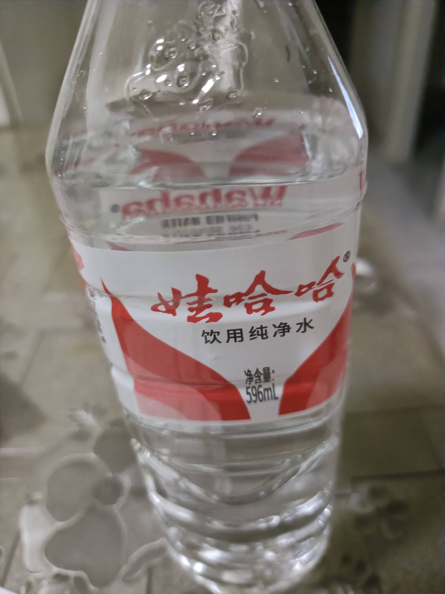 哇哈哈矿泉水喝的，有一股异味，好像是变质了？别的瓶没有，就这一瓶有，怎么整呀，老8 / 作者:勾勾手、 / 