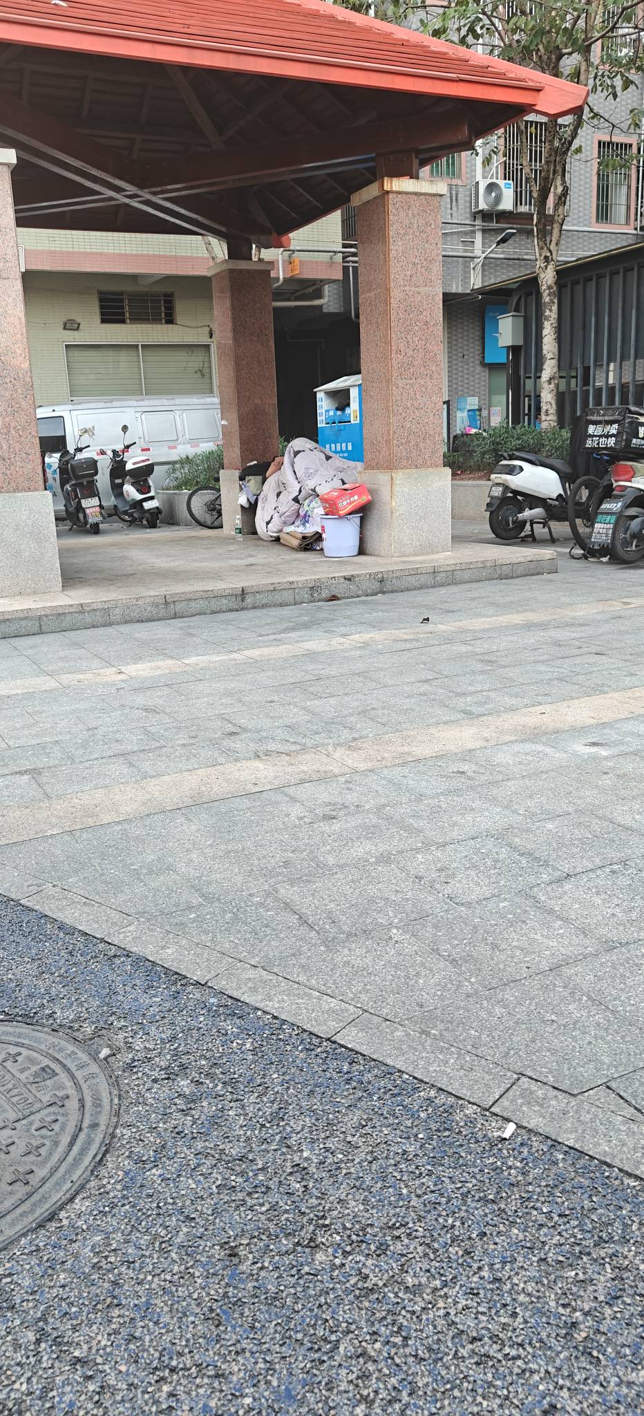 行李都没地方放了，还要躺，挂壁老哥该何去何从

62 / 作者:天天被骗 / 