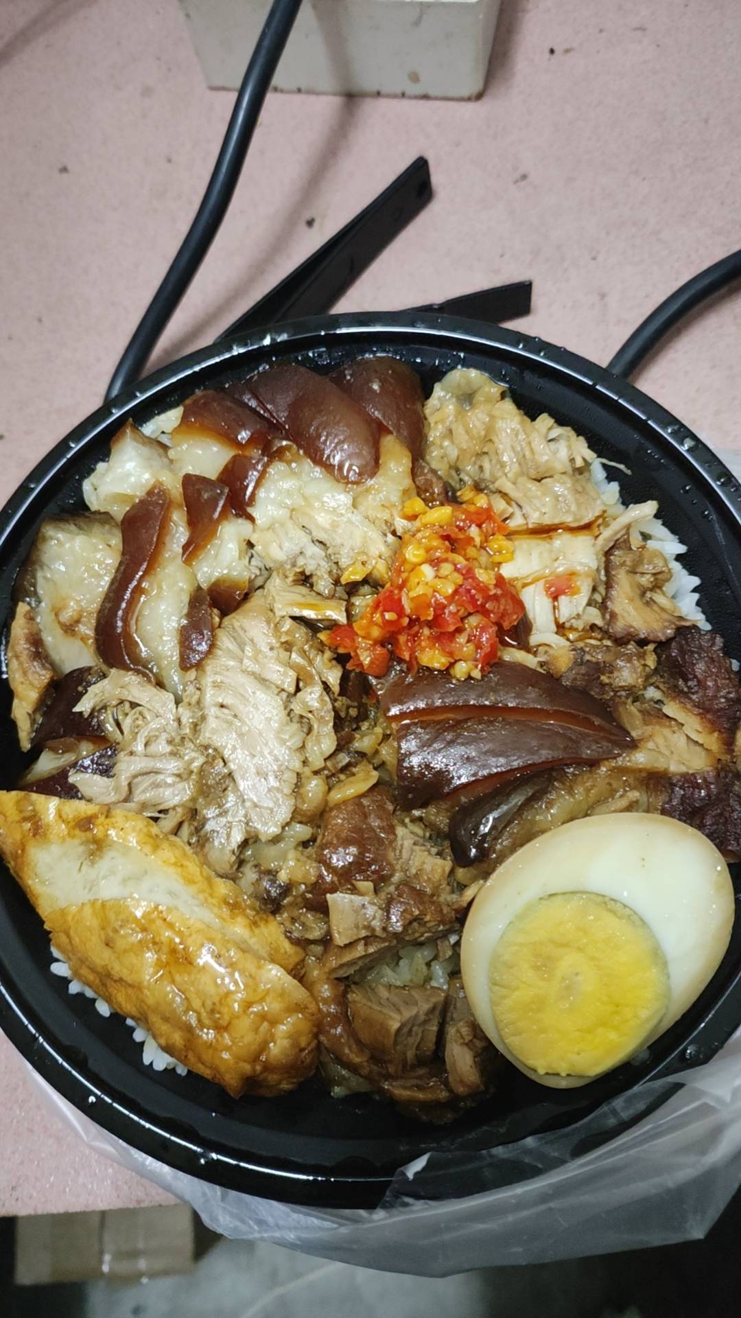 今天休息，去端盘子17:00-01:00，20块一个小时8个小时赚了160，吃个猪脚饭12犒劳一下65 / 作者:庸人自扰adc / 