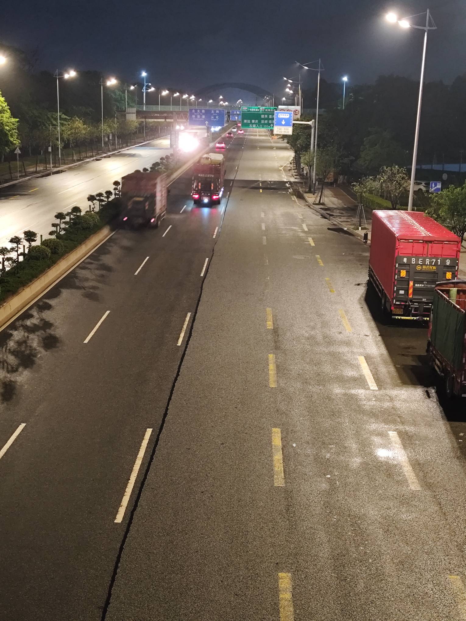 这城市那么空，这回忆那么凶
这街道车水马龙……

97 / 作者:轮回饶过谁 / 