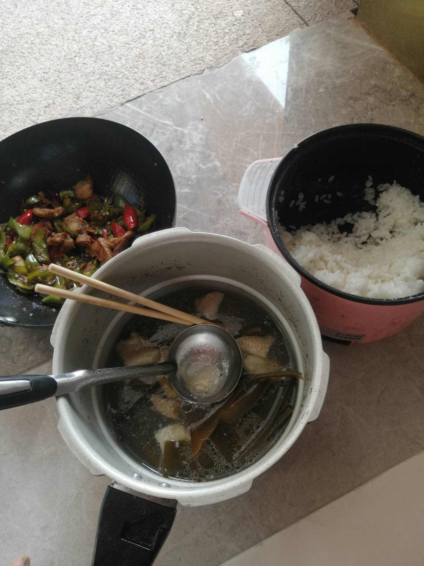 老哥们开饭了，太难了，躲厕所偷偷吃的香，我只是暂时挂壁




81 / 作者:卡农新来的 / 
