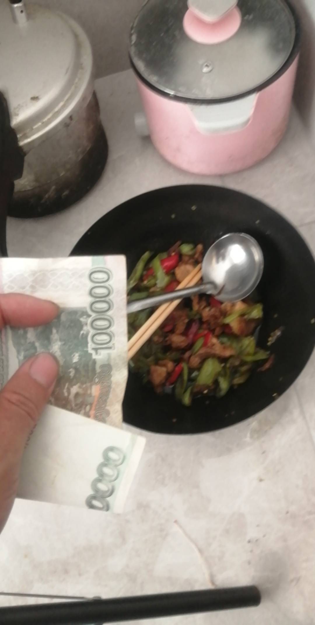 老哥们开饭了，太难了，躲厕所偷偷吃的香，我只是暂时挂壁




1 / 作者:卡农新来的 / 