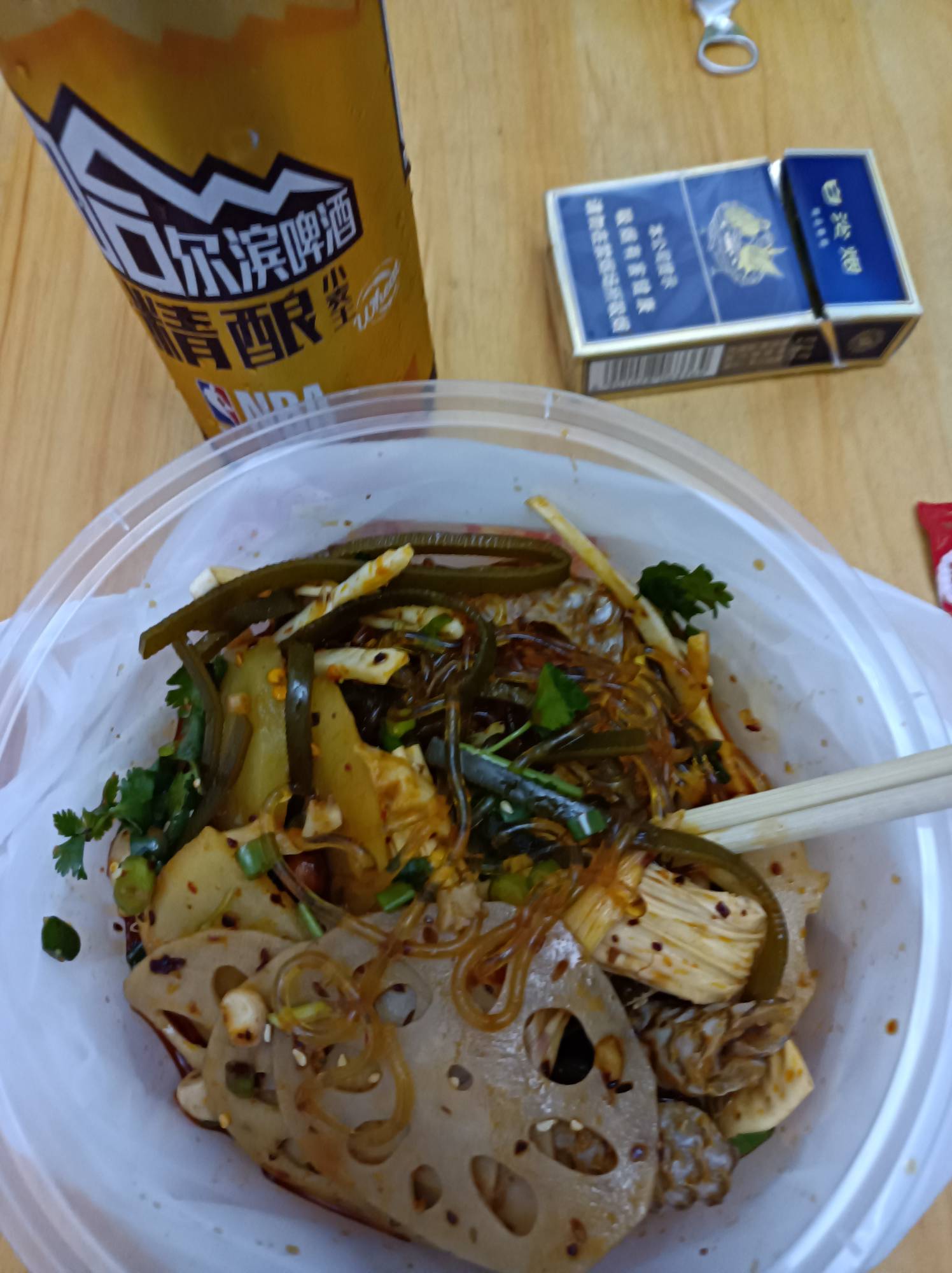 这几天纯吃素，没有肉，鱼皮不算肉吧！中午吃酸辣白菜拉面，晚上吃素凉菜

88 / 作者:肥美的烧鸭 / 