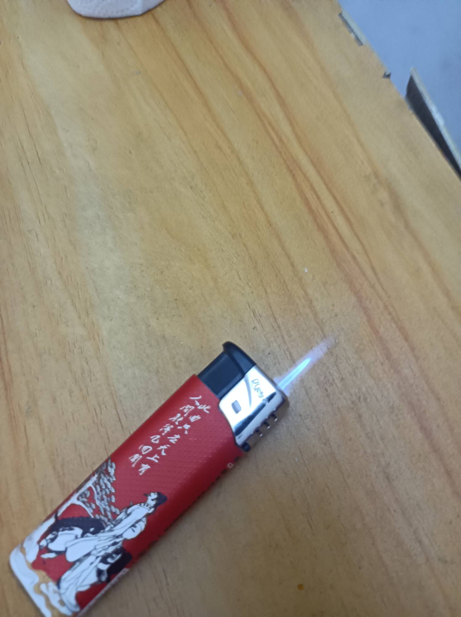 靠，买个火机按了点火后 不会关火的，按了就一直烧火 这要是没注意点了烟放口袋 裤子44 / 作者:肥美的烧鸭 / 