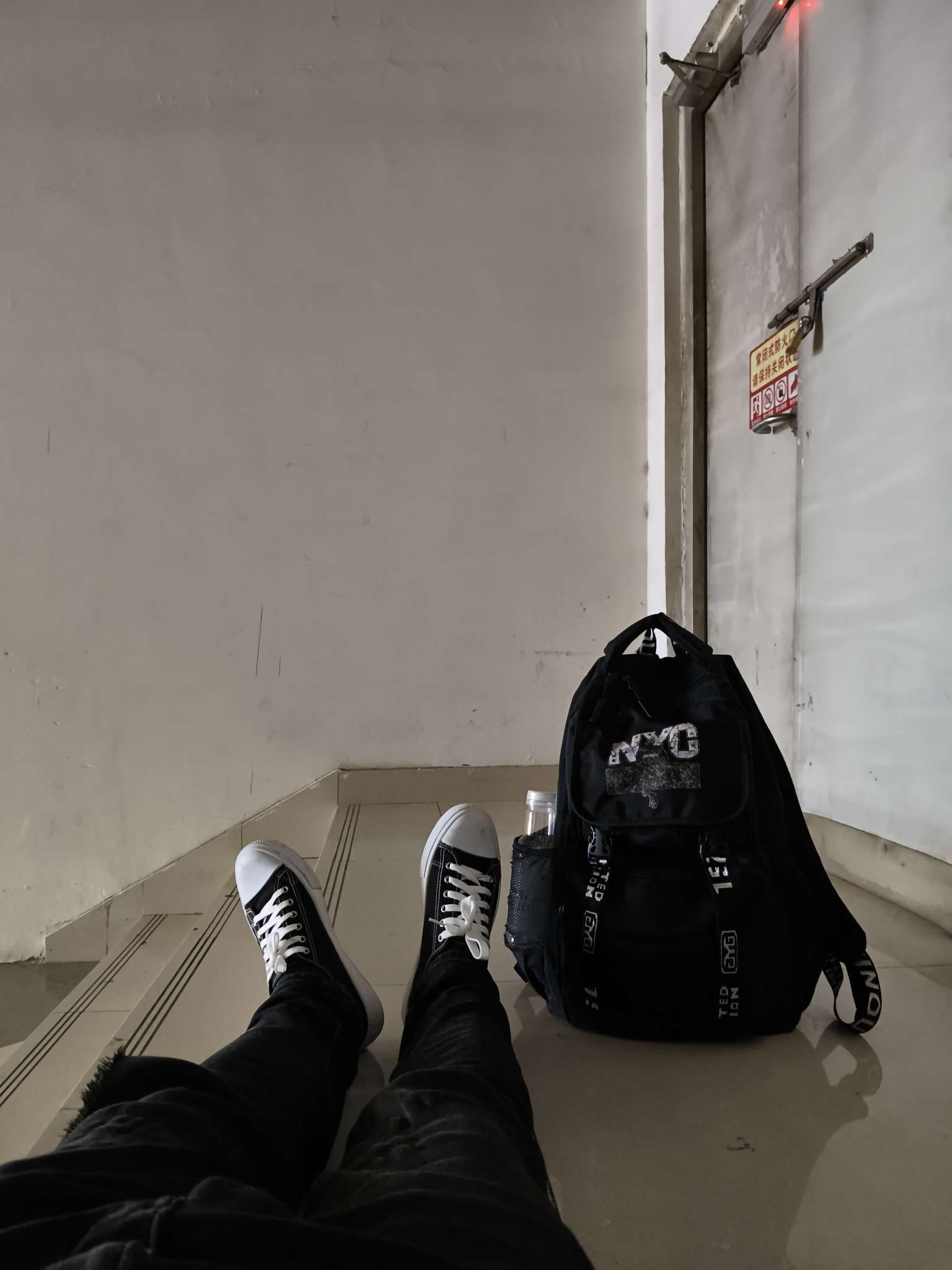 挂逼了。一瞬间觉得空气都是冷冰冰的 一分钱也没有 今天也没录到羊毛 睡公园了


69 / 作者:我嗳你一生一世 / 