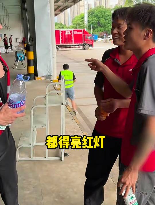 明天要交房租，今晚物流分拣190，纠结去不去，好几年没做过了，一想到干活就腿软，累14 / 作者:此非为偏安一隅 / 