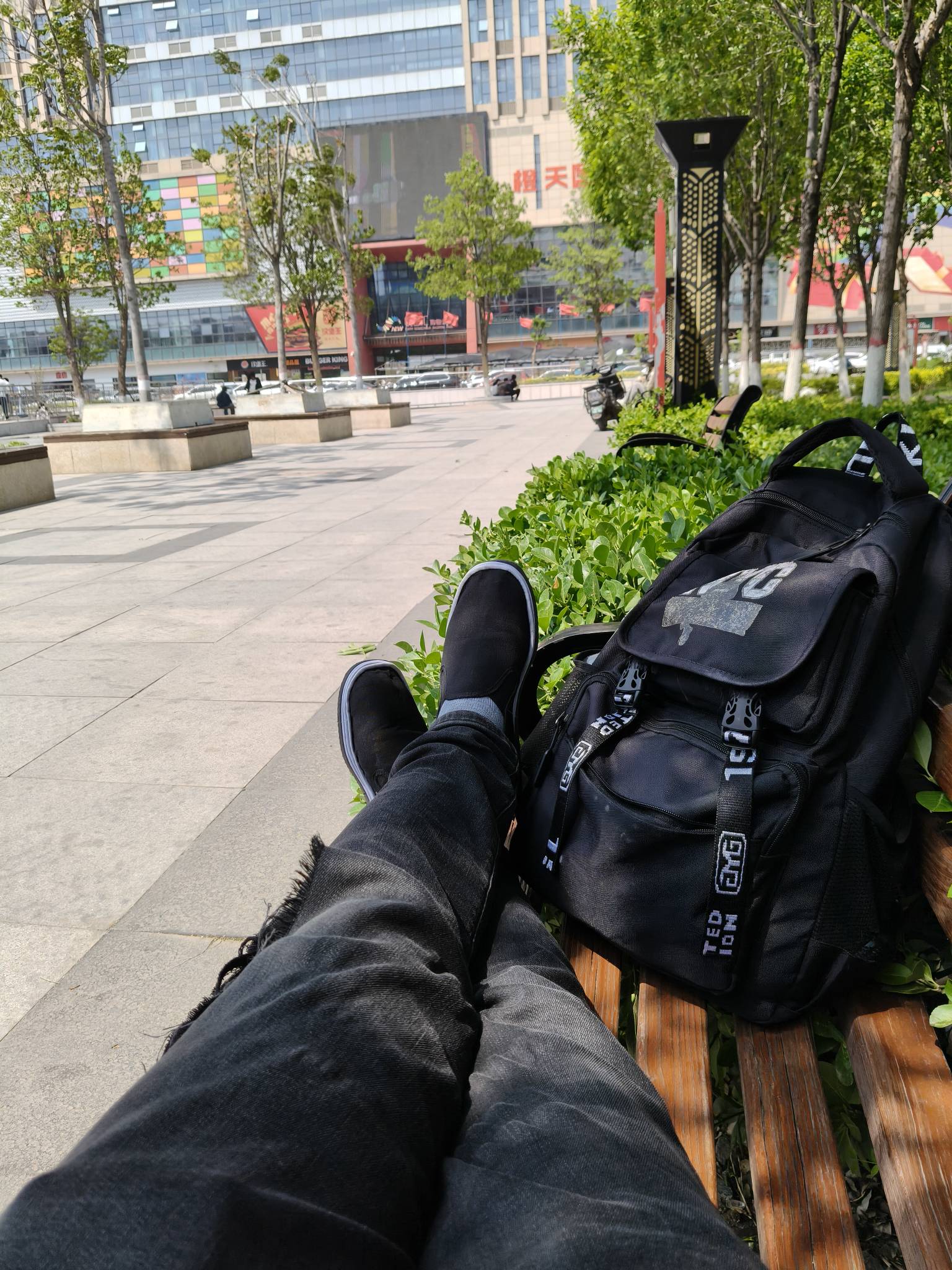 今日又是一个挂逼日，一个人长此以往就这样日复一日 白天公园安静待着 晚上就挂逼网吧49 / 作者:我嗳你一生一世 / 