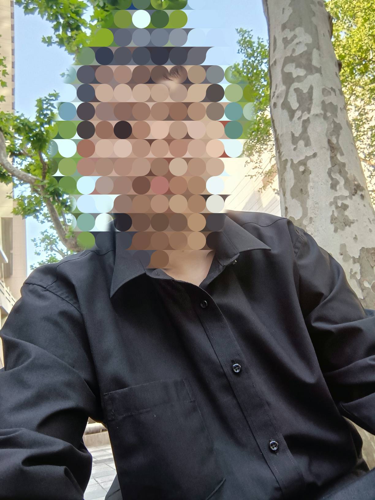 手机像素不行，白嫩嫩的嫩妹拍的发黑。出来透透气，马上16点30吃酒店员工餐了，今天是25 / 作者:论迹不论心 / 
