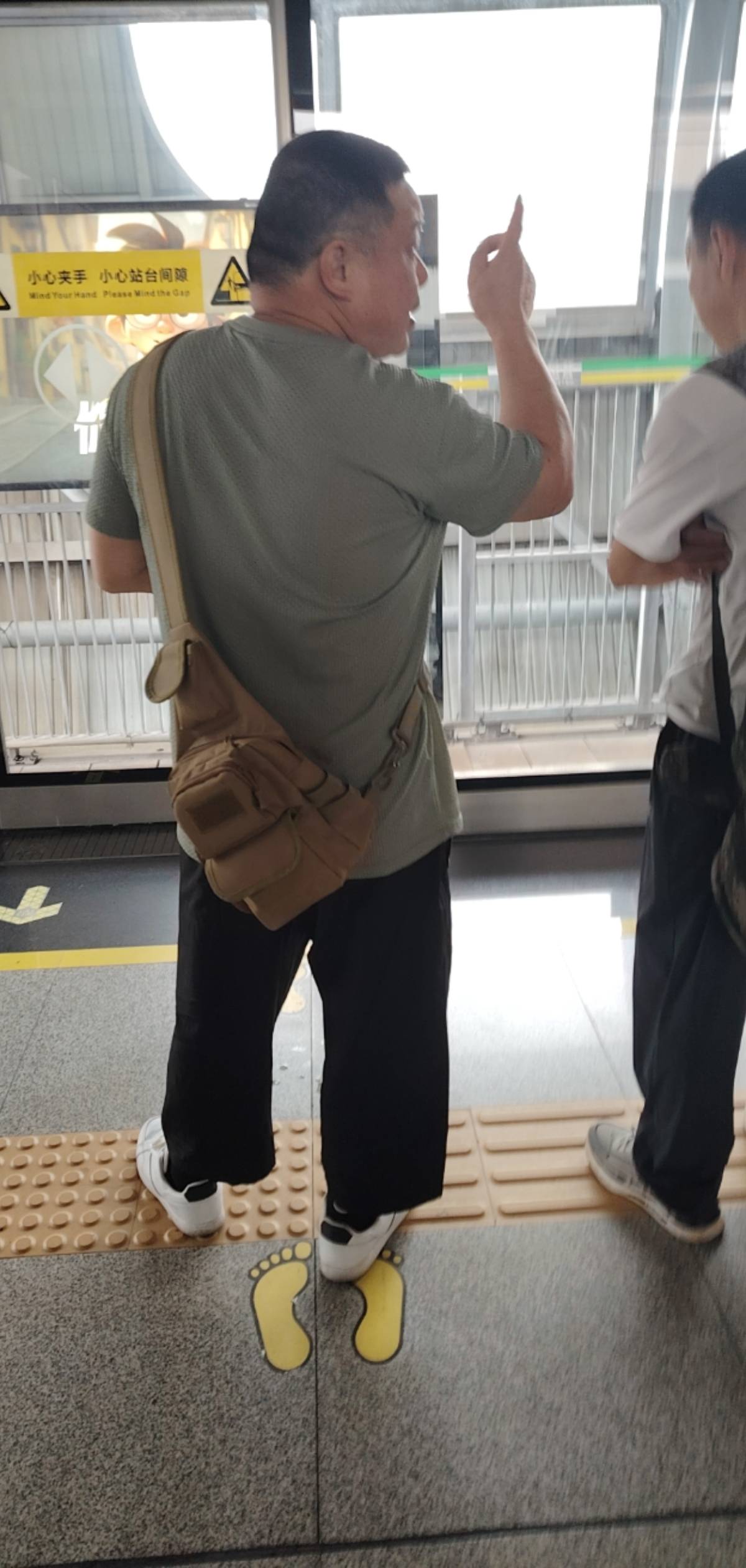 好几年没上班了，连续干了3天腰酸背痛的，一点精神都没有，还没适应过来，

18 / 作者:是兄弟就来卷我 / 