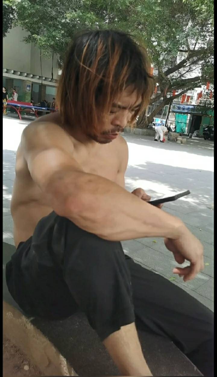 下班啦，哥哥们，又是扛水泥的一天


60 / 作者:尛•牛•氓 / 