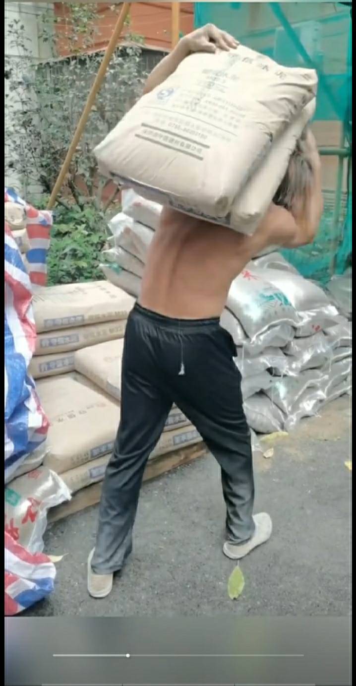 下班啦，哥哥们，又是扛水泥的一天


2 / 作者:尛•牛•氓 / 