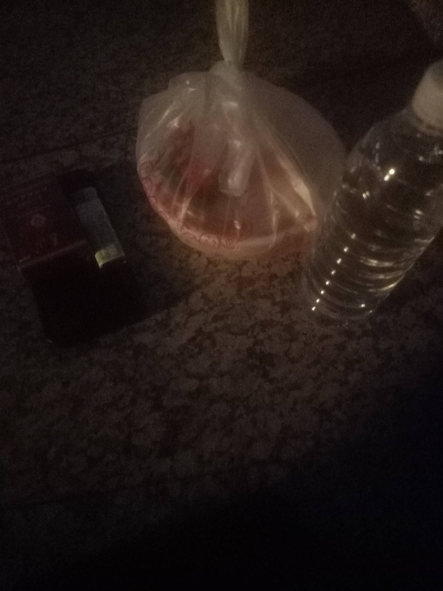 以前每次路过熟食店，都想着有钱的时候买点酒猛吃一顿，今天买了15块钱一斤苞谷烧，5055 / 作者:卡农辛德勒 / 