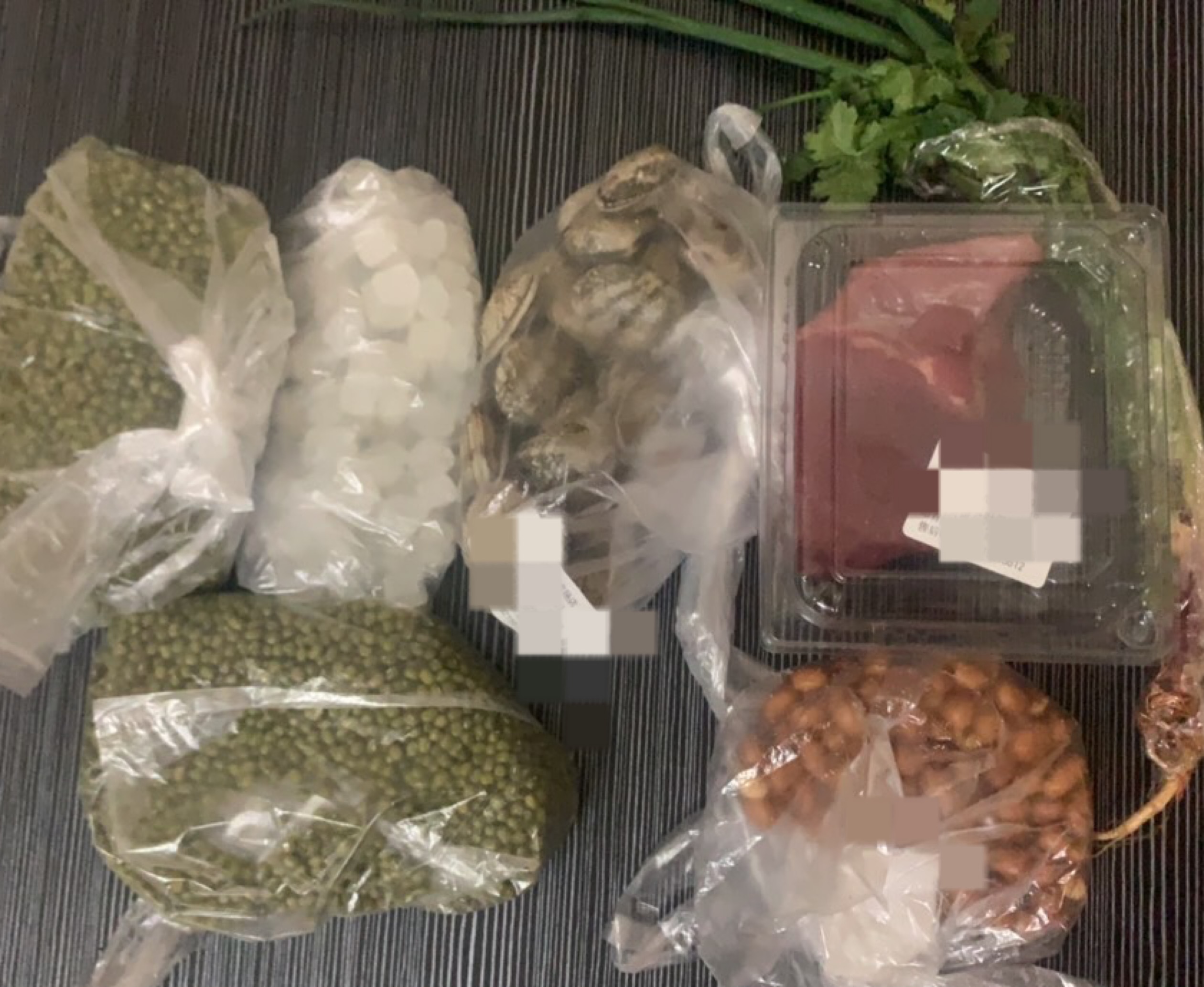 老干妈 刚刚醒 买了肉 花甲 绿豆 花生米 吃点 小美 两块钱买的

3 / 作者:小鬼是魔鬼 / 