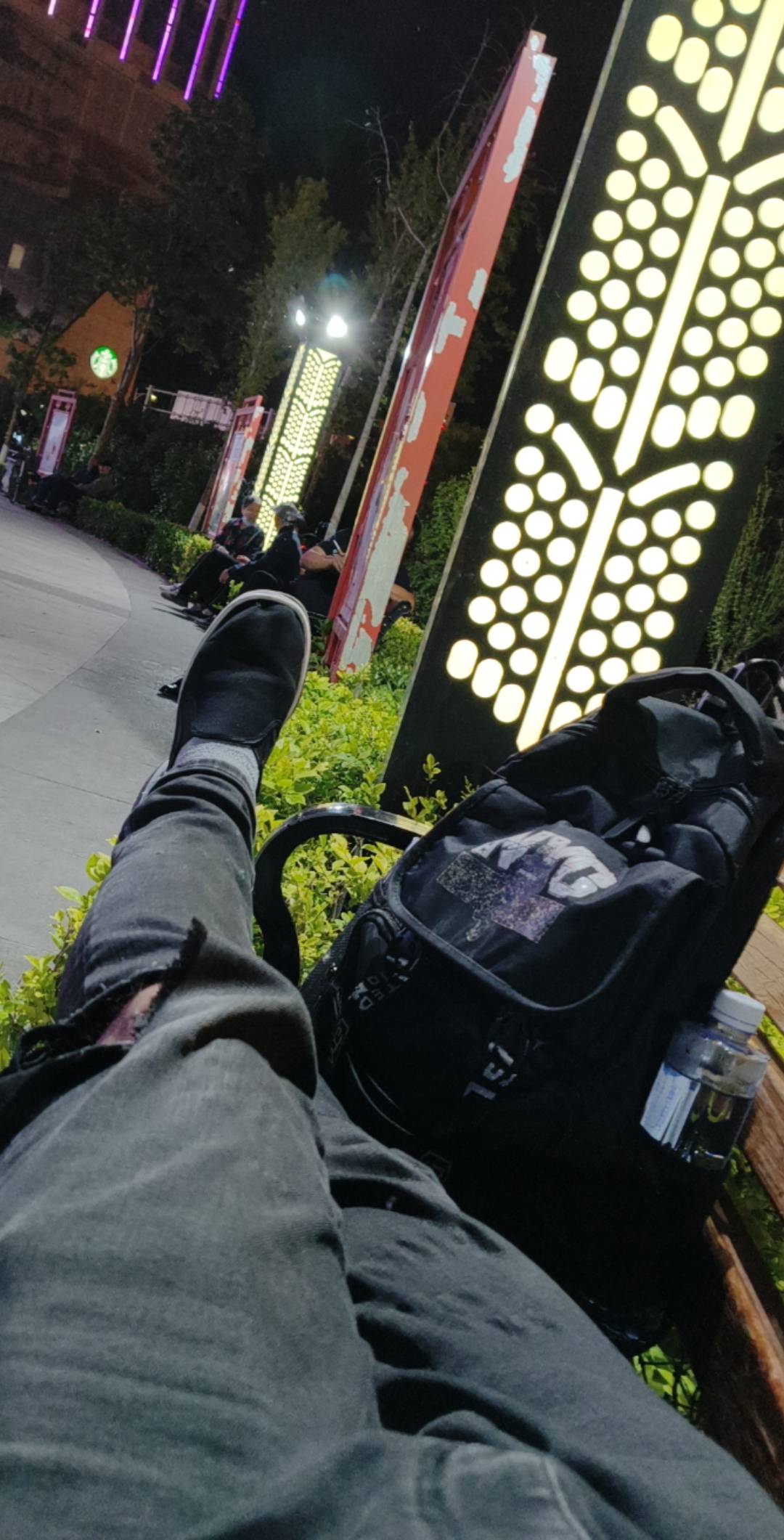老哥们 有什么毛能搞二十来吗 坐公园厕所这人生都怀疑了 还下雨 真的是顶不住了

7 / 作者:我嗳你一生一世 / 