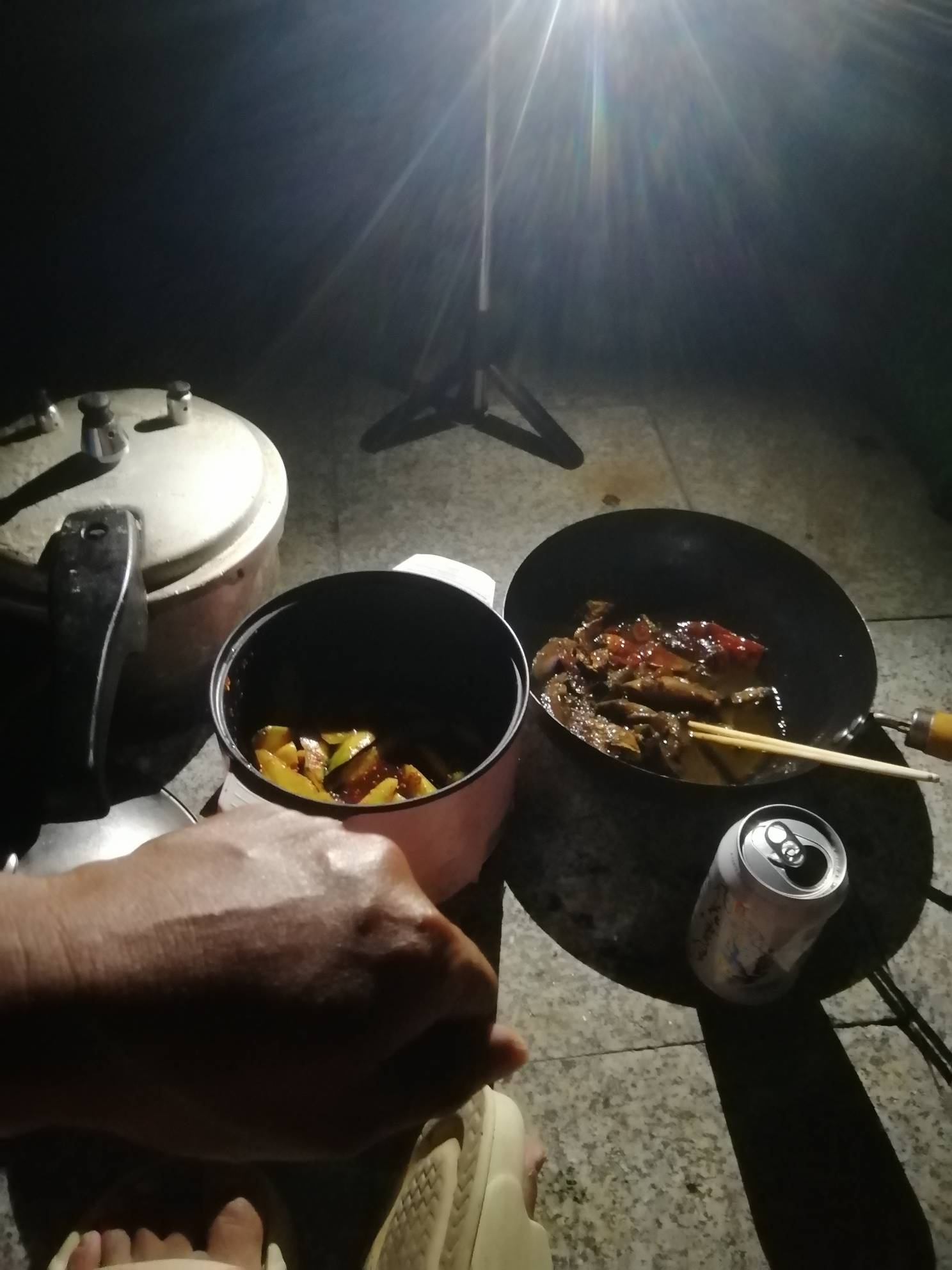 人行道河边，蚊子真多，随便喝点，茄子黄瓜


52 / 作者:卡农新来的 / 