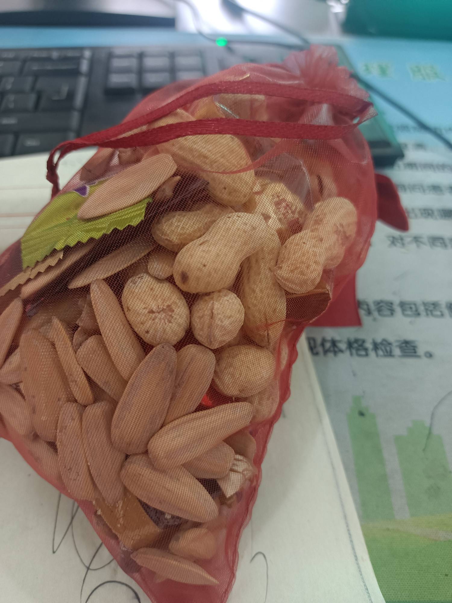订婚一般不是不请同事吗，怎么还送喜糖，还用随礼吗

32 / 作者:少年啊滨 / 