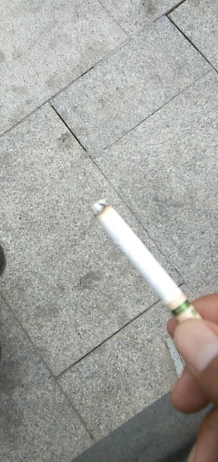 别下雨啦，下雨我怎么捡烟头，买又鲁不到毛毛买..，最后一根了

62 / 作者:尛•牛•氓 / 