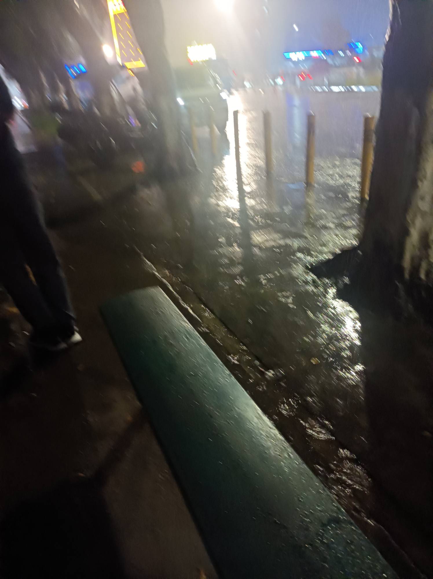 公交站有很多树，打雷闪电下大雨，旁边老兄还在联网打游戏，我赶紧开飞行模式

15 / 作者:肥美的烧鸭 / 