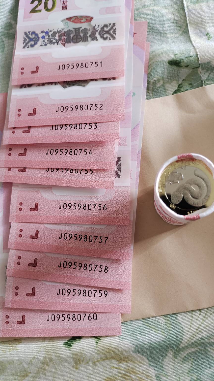 刚拿回来，这个怎么说，第一次拿不懂，门口有个说给我35一张我没给他

21 / 作者:午夜听风 / 