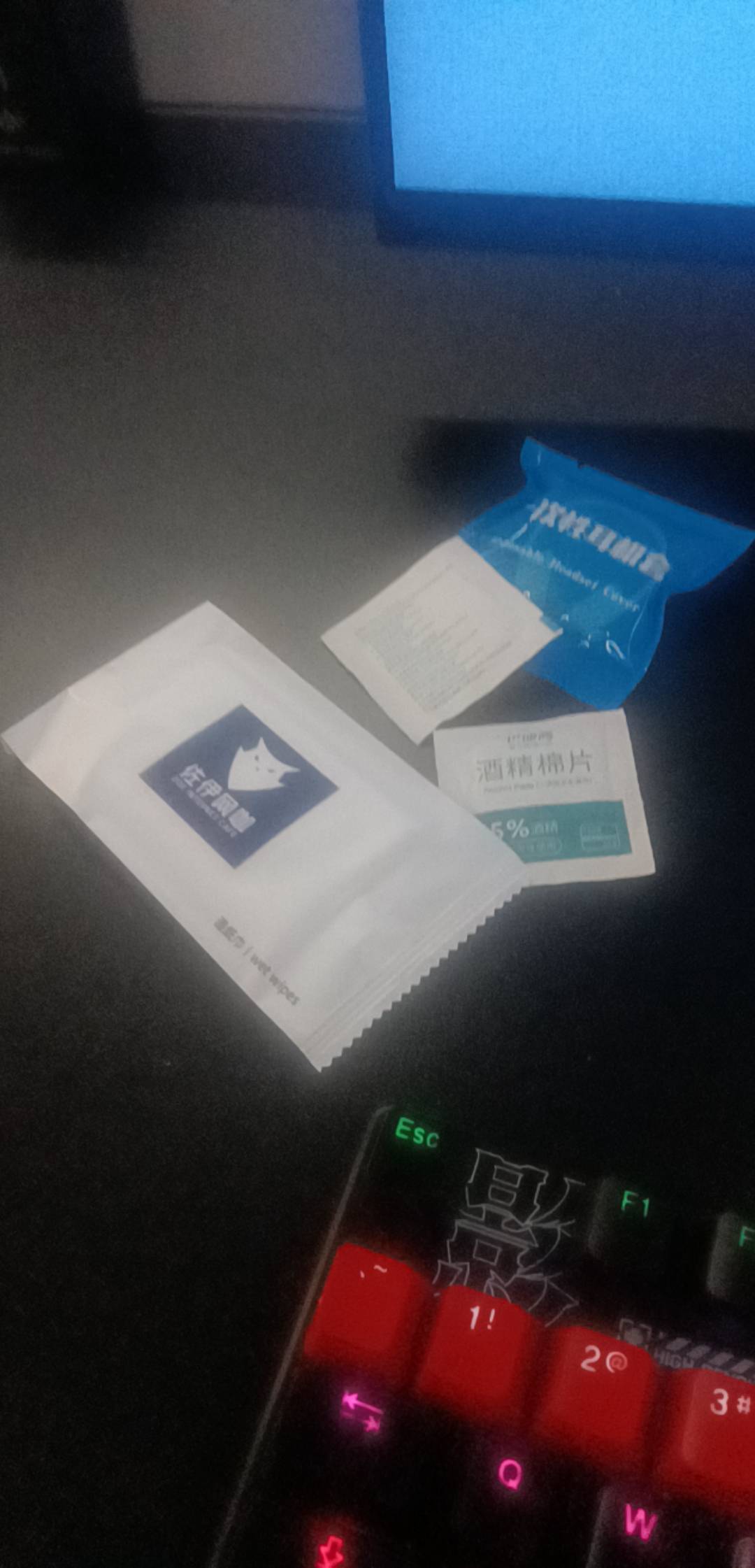 现在网吧可以啊 还准备湿巾  耳T  卫生纸

52 / 作者:独立日 / 