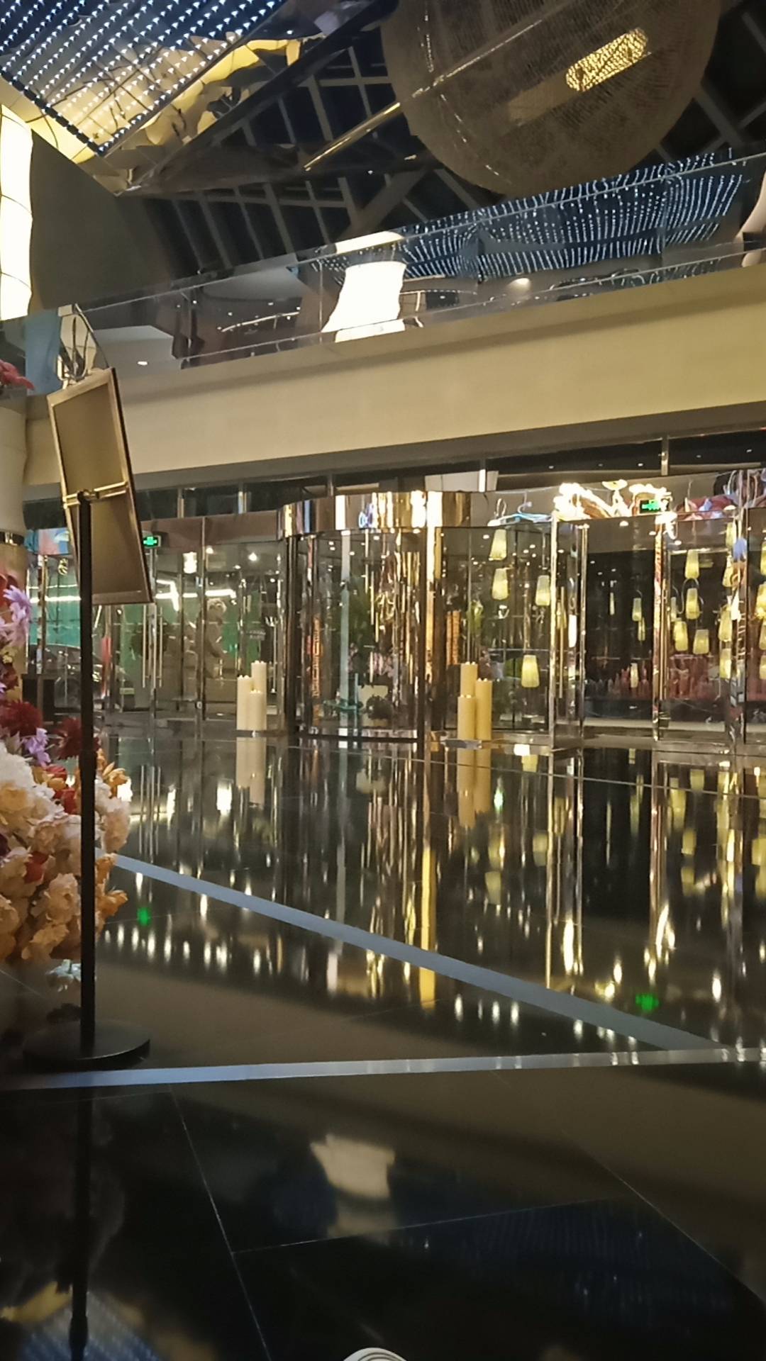 挂壁了，在威斯汀酒店大堂坐了三个小时脸上挂不住了，不知道该去哪里，酒店也不赶也不67 / 作者:踏踏米 / 