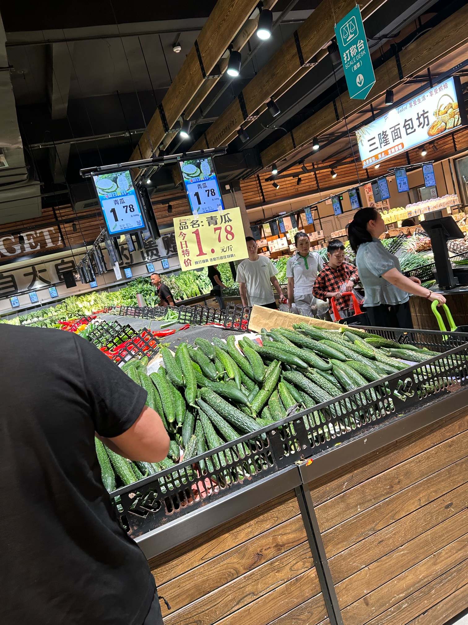 Cs昨天楼下超市黄瓜4块一斤
今天这家才1.78

3 / 作者:素质低下 / 