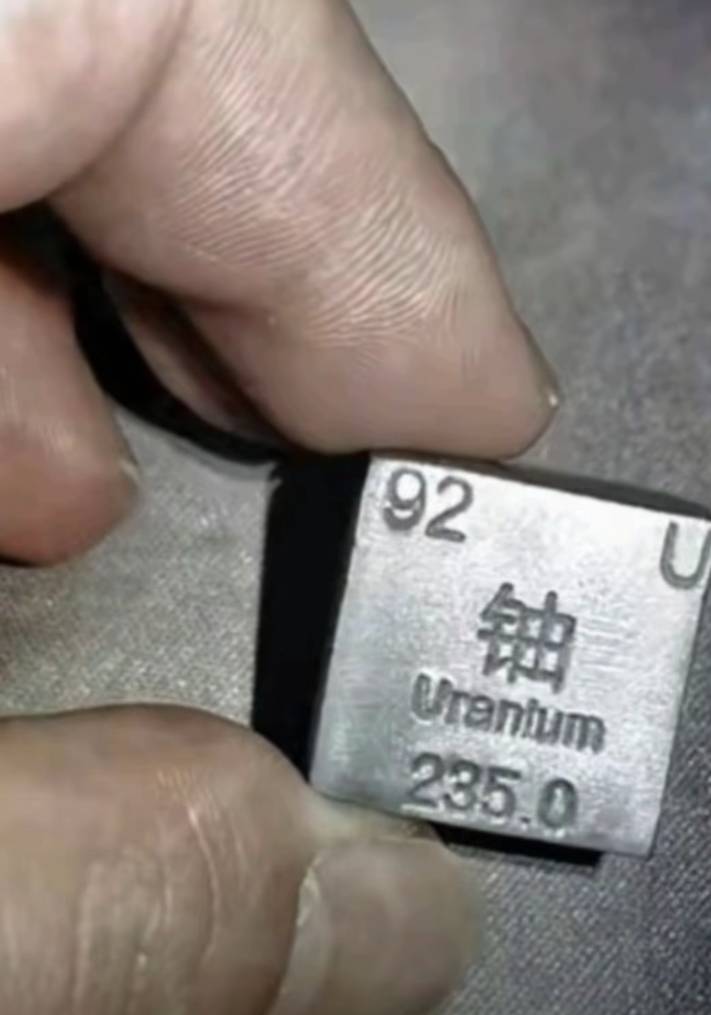 路上捡的，不知道能不能卖钱，这铁沉甸甸的，硬得很。

84 / 作者:羊肉汤 / 