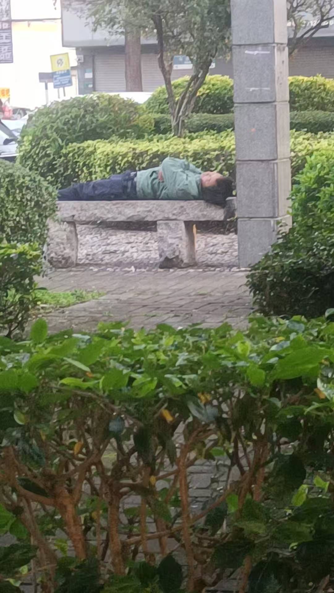 这是那个老哥在长安沙头哦

22 / 作者:挂比了救我鸭 / 