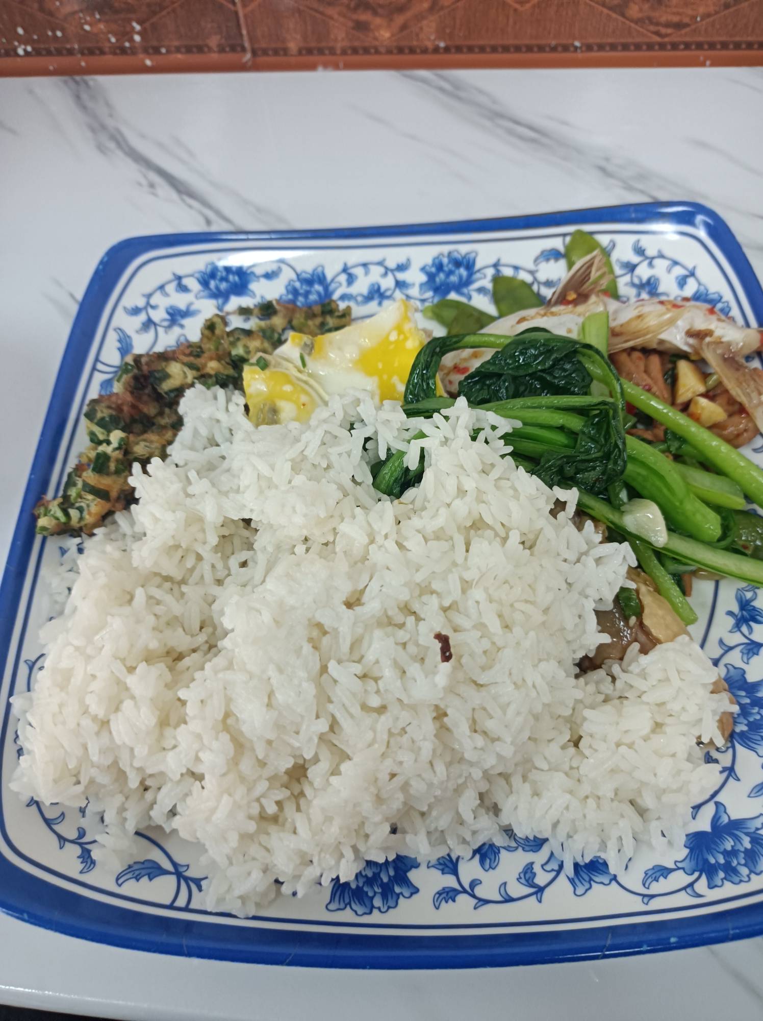 鸡蛋鱼鸭肠白切鸡红烧肉荷兰豆青菜

60 / 作者:肥美的烧鸭 / 