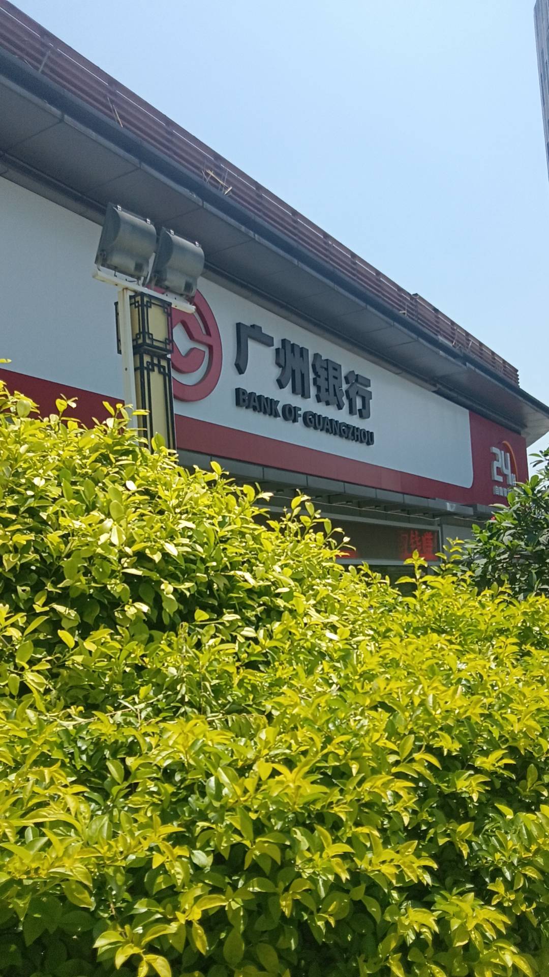 老哥们到了，有点社恐不好意思进去，怎么办

73 / 作者:卡农小哥。 / 