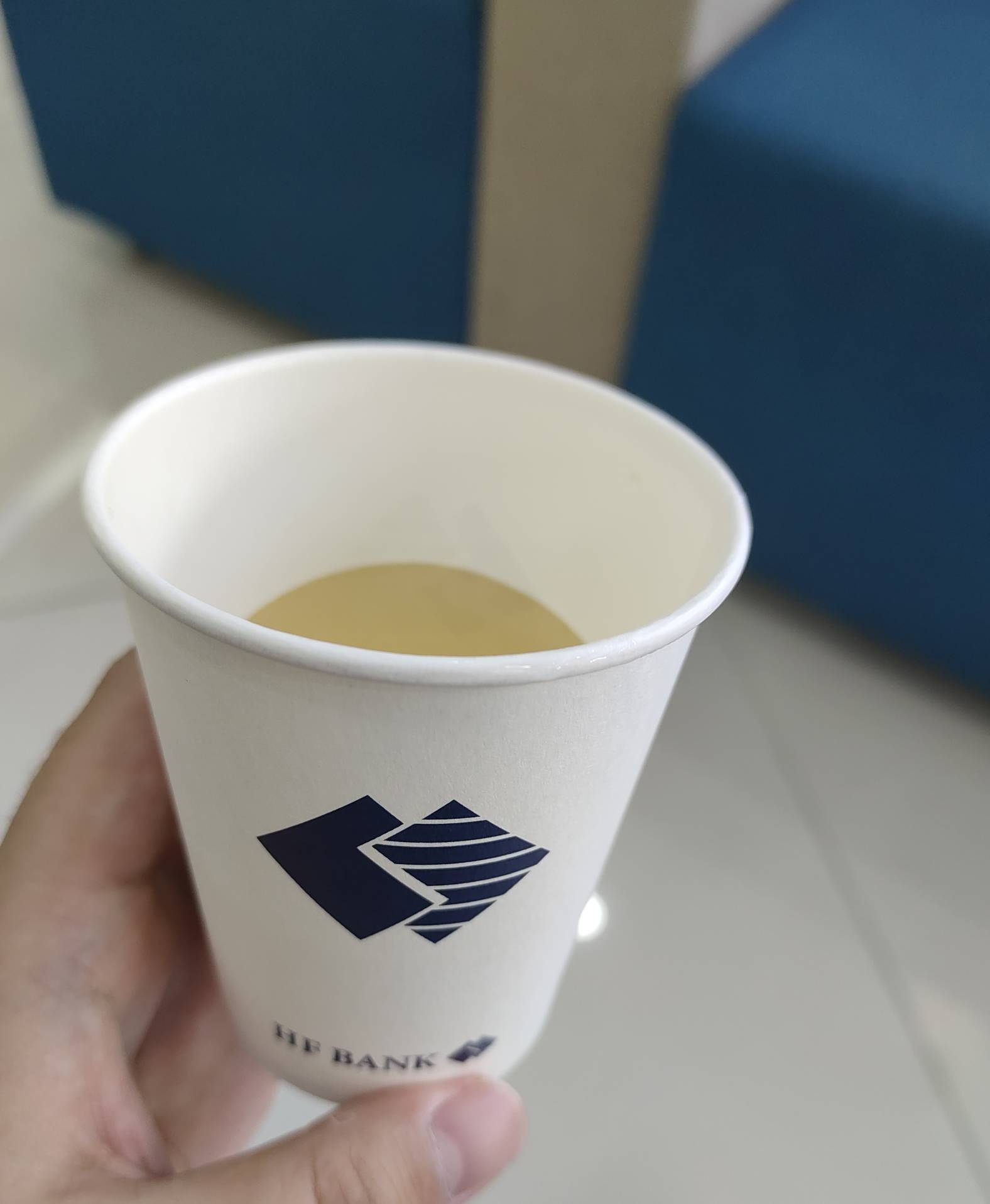 大热天走累了，看到恒丰银行假装进去办业务，打算办完蹭杯水，没想到大堂经理主动给我99 / 作者:大家说我吗 / 