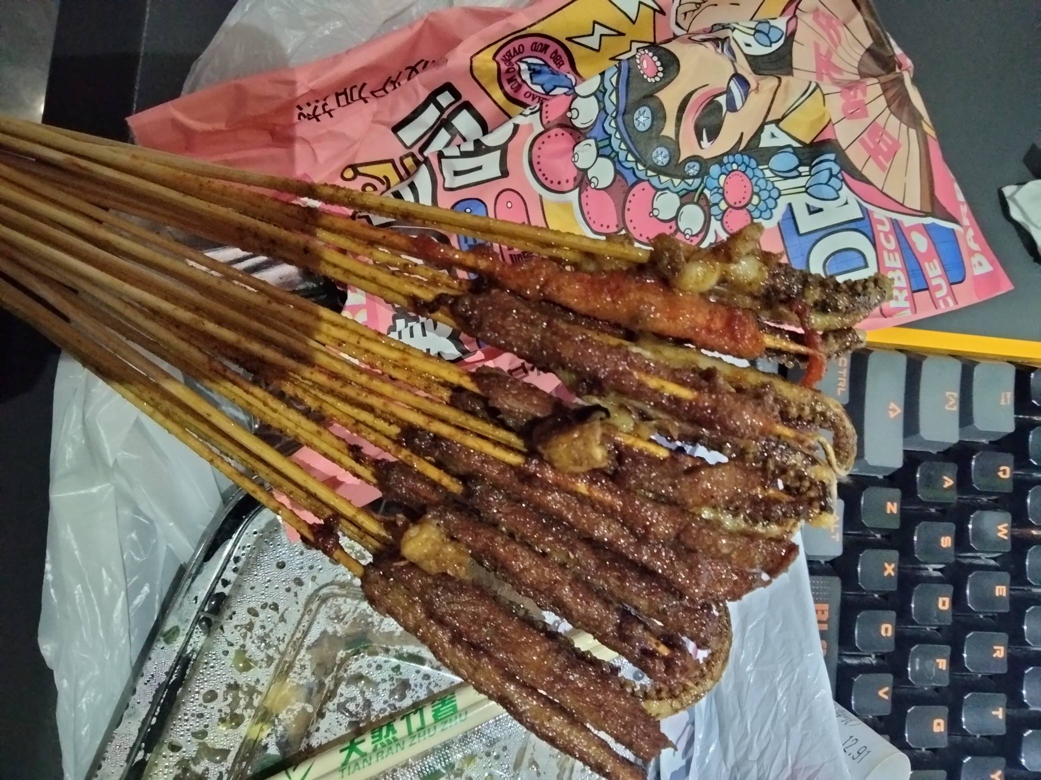 睡不着来网吧打游戏，单人间包夜50毛，夜宵26毛，水5毛，烟16毛。全身只有100毛，今晚55 / 作者:君子之交淡如水 / 