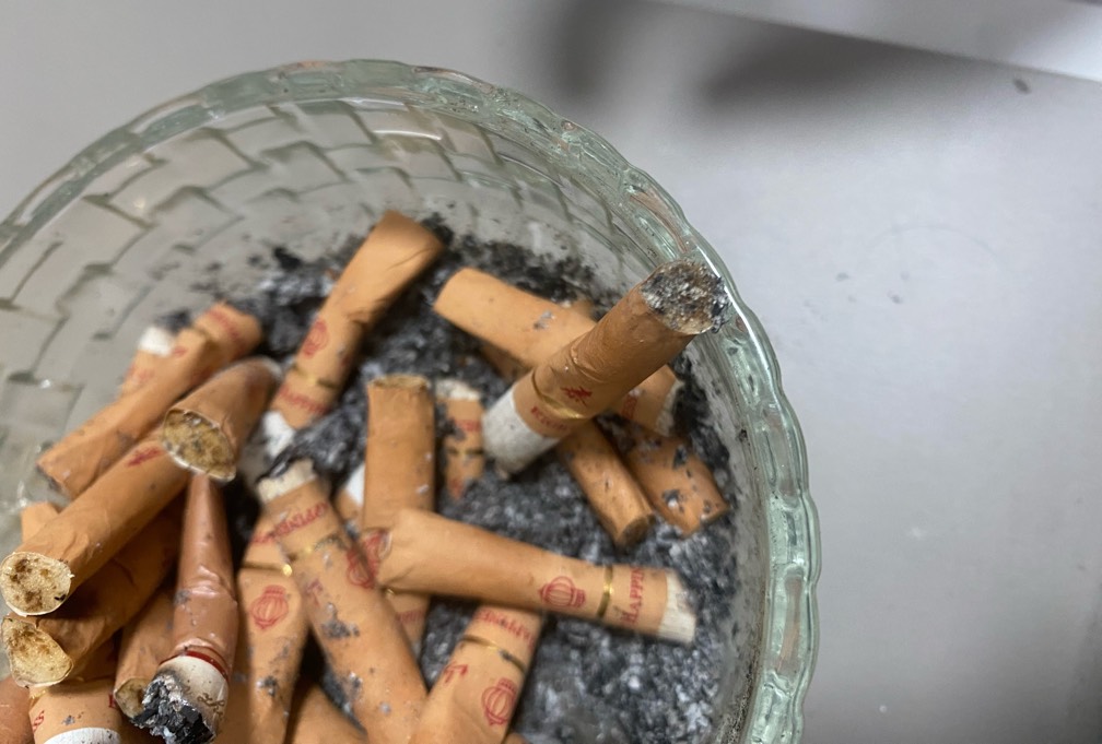 骗子真没良心，我烟都得抽烟头，烟头全是灰，还要坑我两块，大半夜心情不好，只能抽根90 / 作者:刘浩存 / 