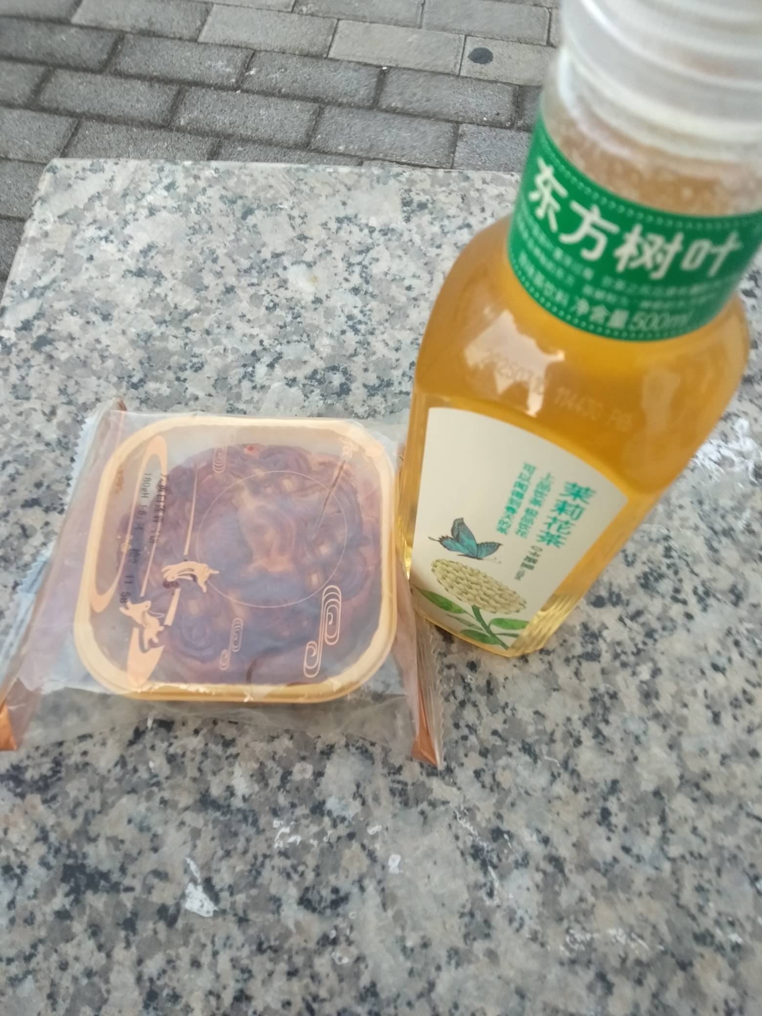 饿醒了，买个饼吃了就睡，也不知能不能顶一天

1 / 作者:尛•牛•氓 / 