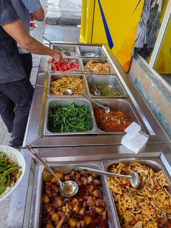 我去，吃15的自助旁边老哥打了2大碗菜，太狠了

33 / 作者:谁知道啊 / 