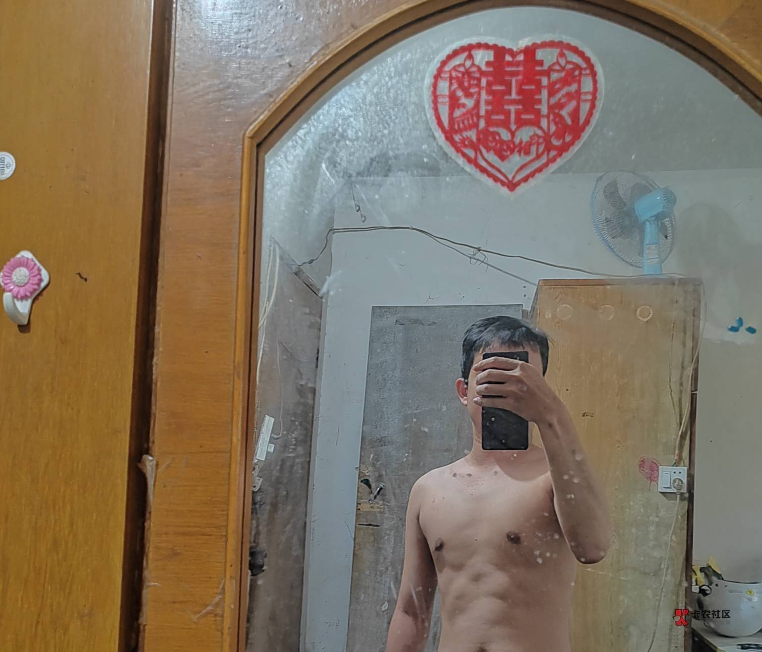 减肥第4天
第一天 没吃只喝水 
第二天 晚上1片吐司 半包榨菜
第三天 2片吐司 一点山楂88 / 作者:沙子真多丶 / 