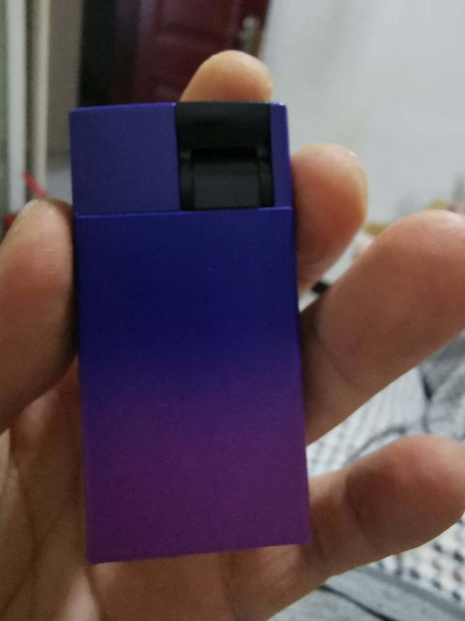 买了个好打火机，第一天就把手烫了个大泡，我真是无语了。忘了这个开关在侧面了。兜里93 / 作者:龙飞呀 / 