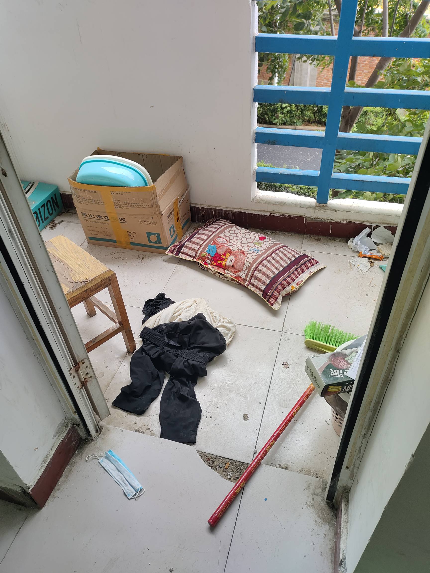今天跟队长发生矛盾了，早上集合去晚了让我当着所有人面蛙跳。中午我带饭把他饭丢lj桶92 / 作者:日落黄昏 / 
