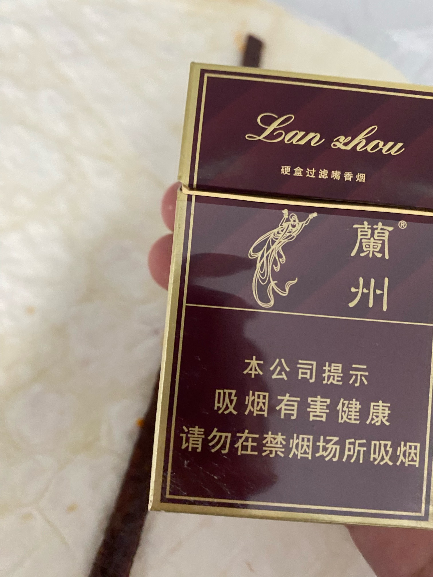 刚才看广告弄了十块钱，买了一包辣条，3块，一包饼3块，还买了一盒烟7.5，今天晚上又94 / 作者:刘浩存 / 