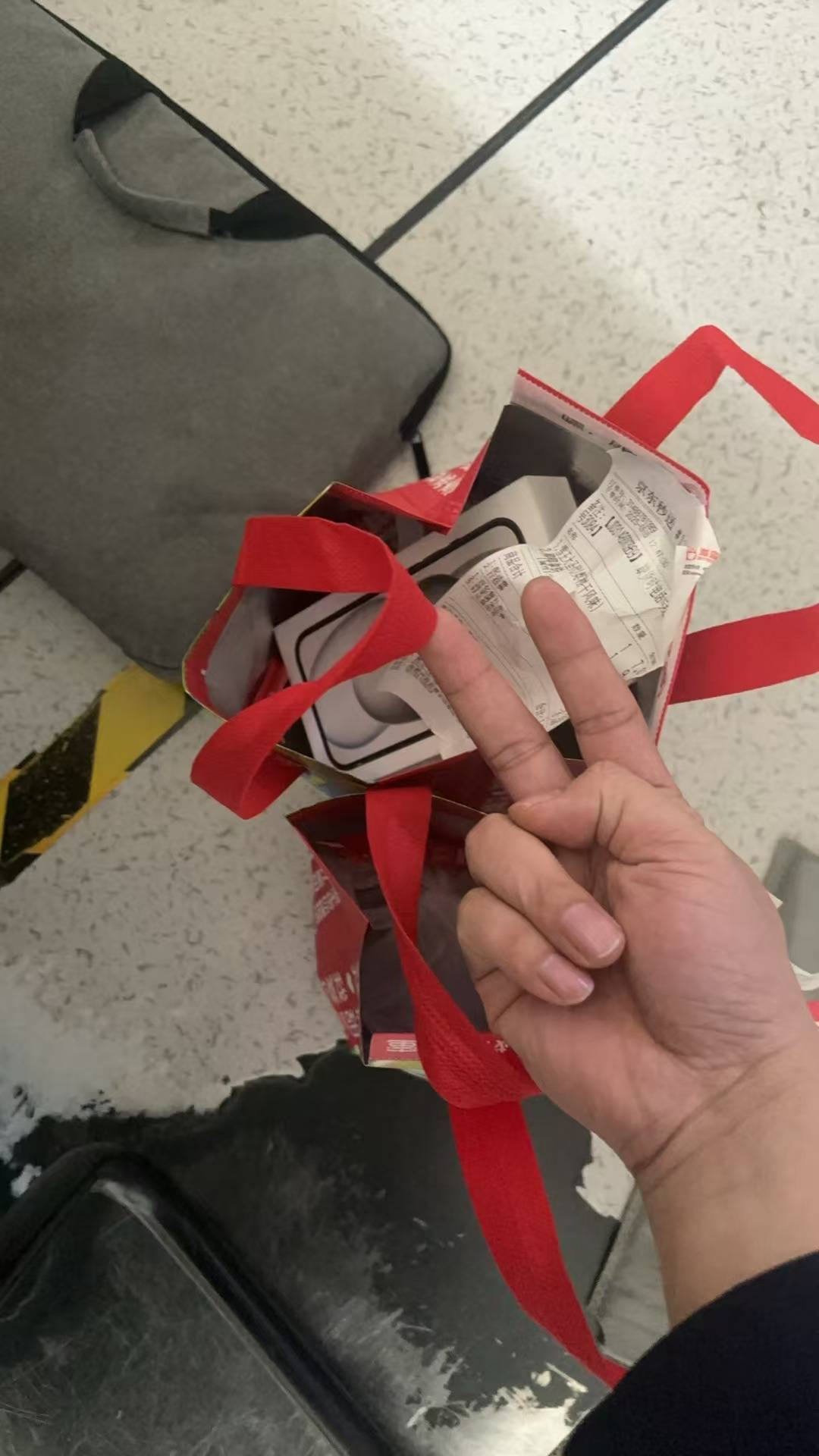 不是说人人，手机呢

5 / 作者:神抢单 / 