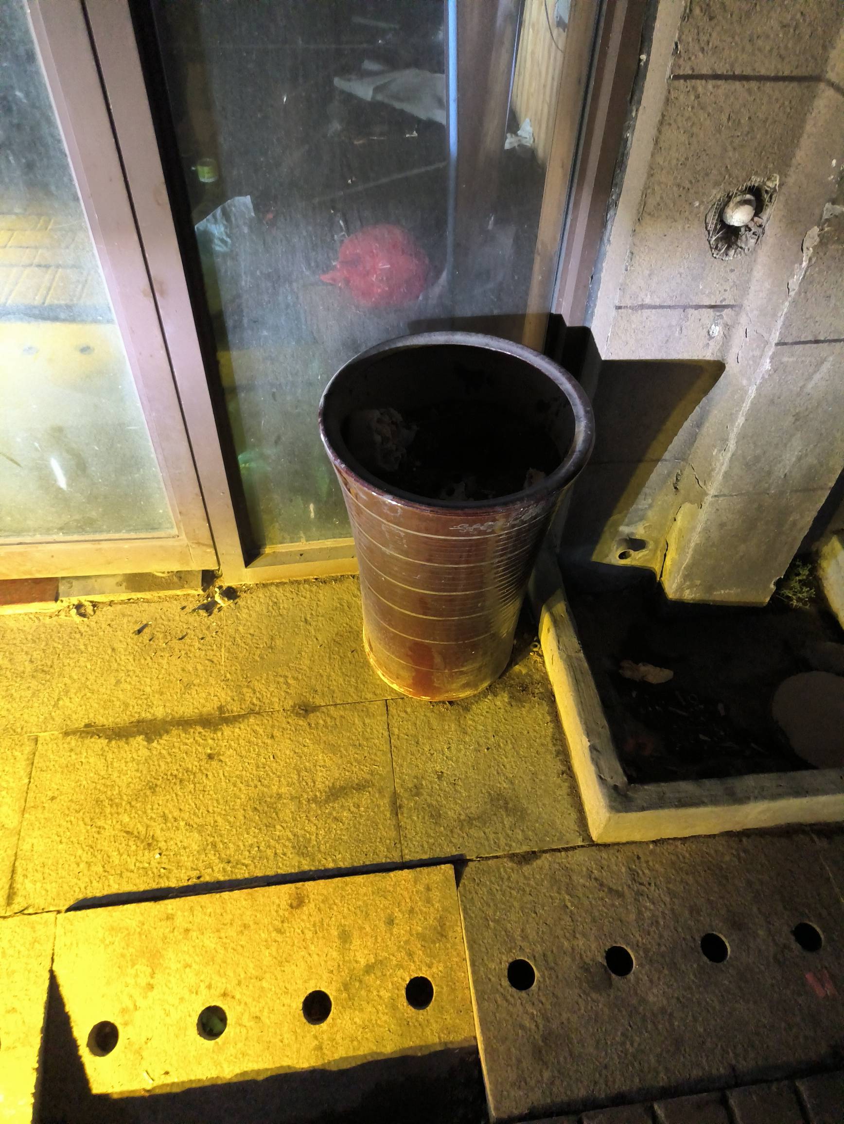 隔壁妹子开的台球室倒闭了，门口留下两个花盆，三个摄像头，一个雨棚，走之前说让我拆29 / 作者:摇摆的苏丹 / 