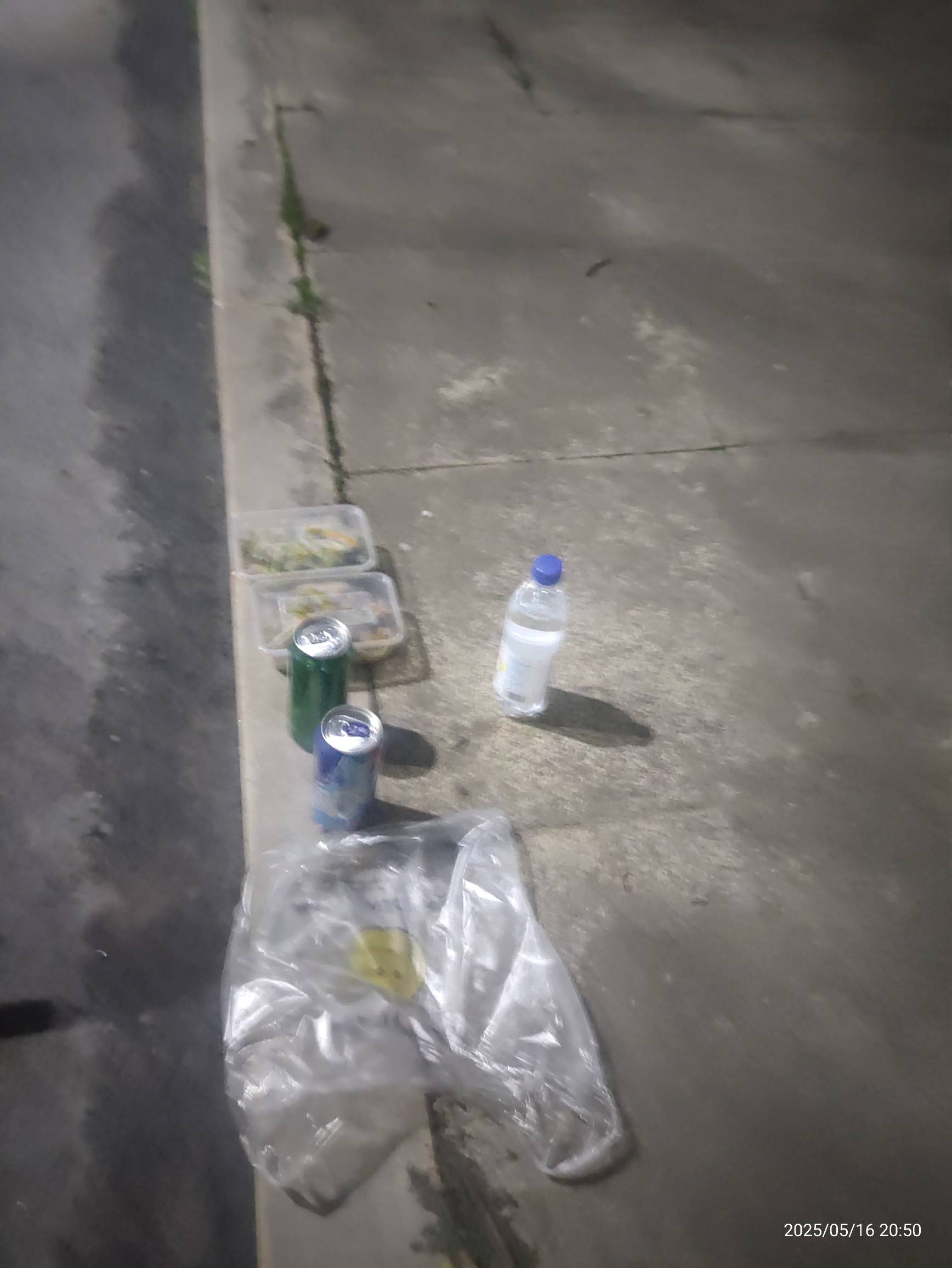 老哥们，今晚睡大马路上，最后30毛买了啤酒卤菜。吃饱喝足，直接躺下了。




100 / 作者:2010那个夏天 / 