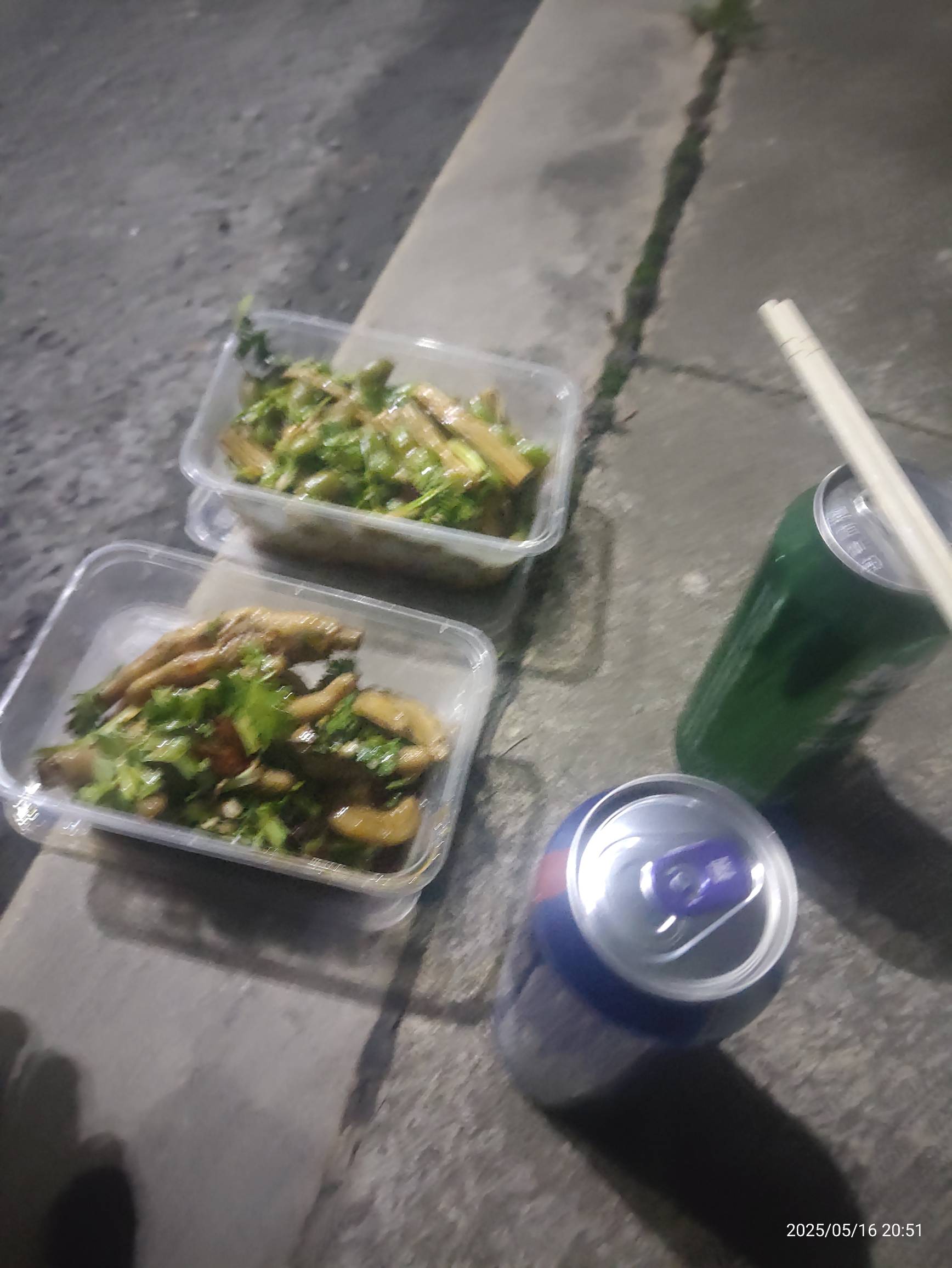 老哥们，今晚睡大马路上，最后30毛买了啤酒卤菜。吃饱喝足，直接躺下了。




36 / 作者:2010那个夏天 / 