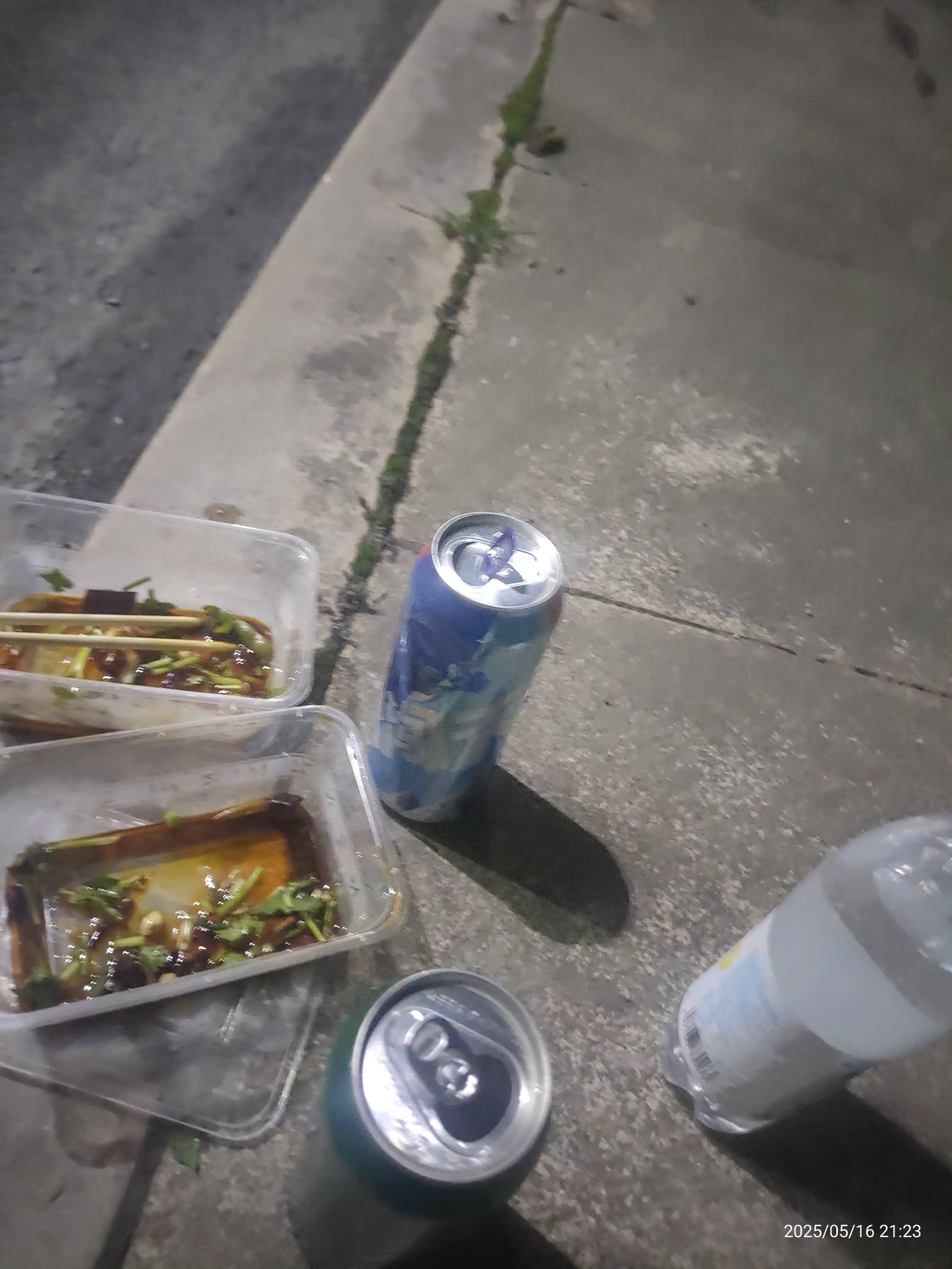 老哥们，今晚睡大马路上，最后30毛买了啤酒卤菜。吃饱喝足，直接躺下了。




72 / 作者:2010那个夏天 / 